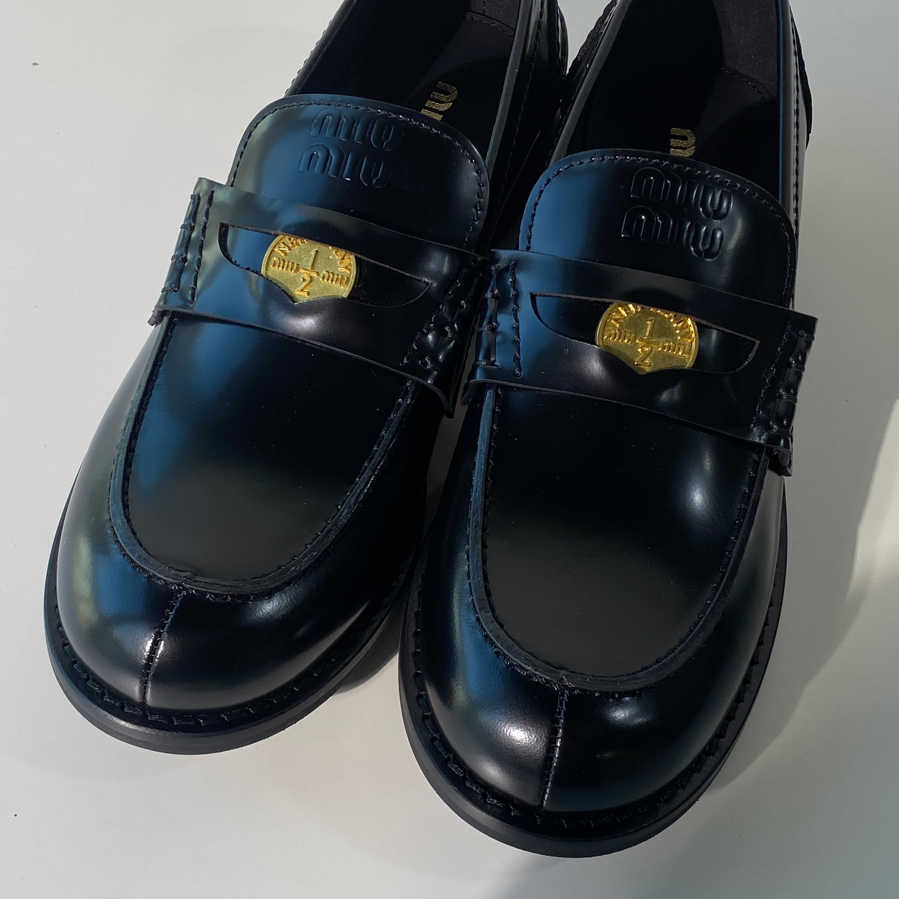 국내) 미우미우 브러쉬드 가죽 페니 로퍼 40