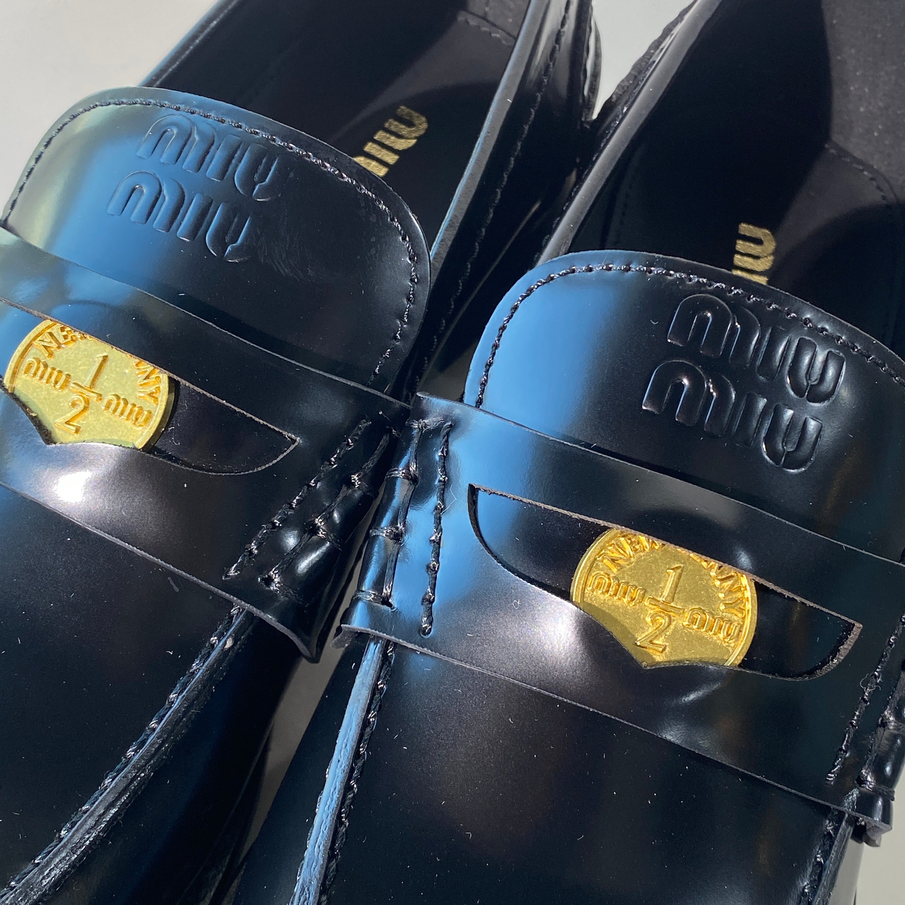 국내) 미우미우 브러쉬드 가죽 페니 로퍼 40