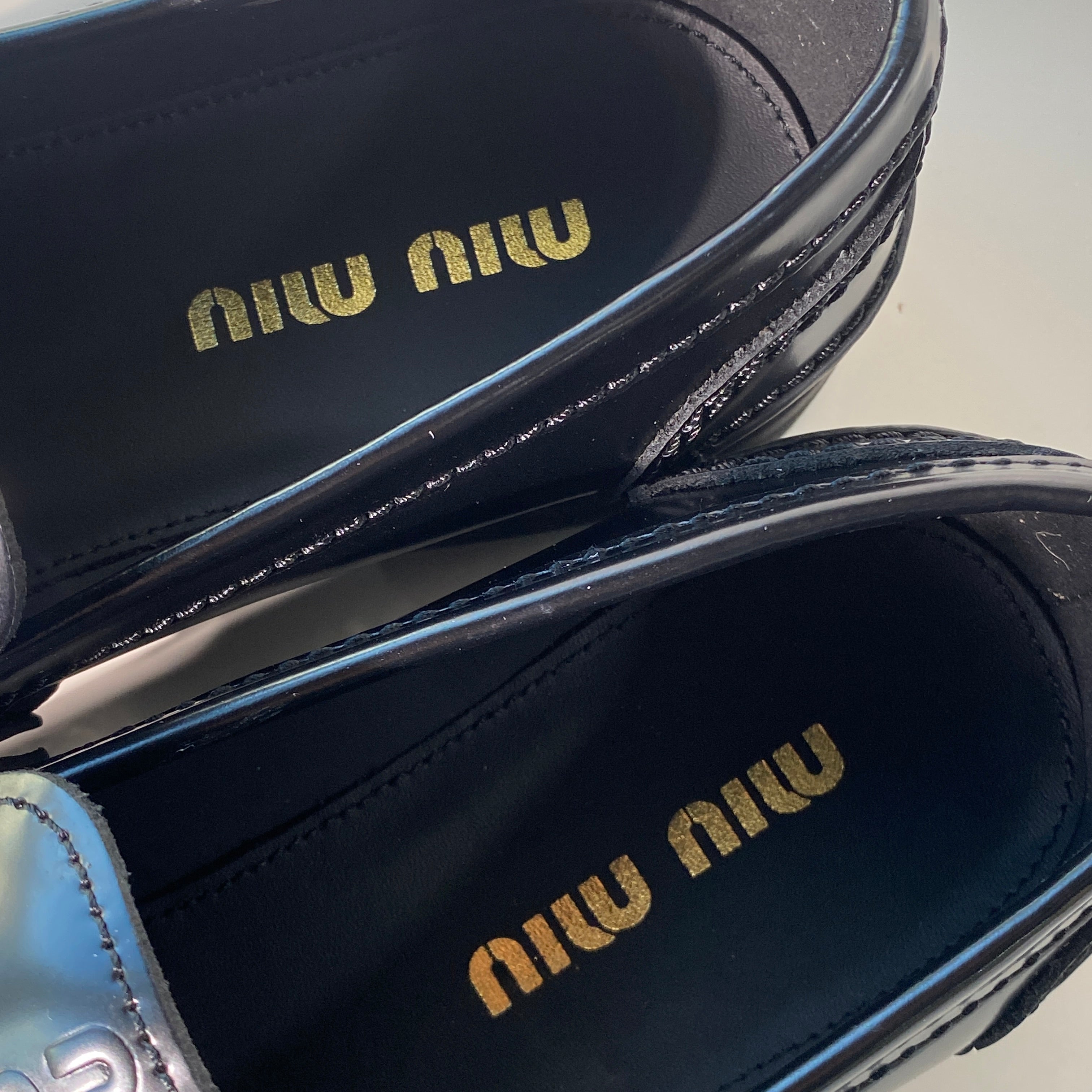 국내) 미우미우 브러쉬드 가죽 페니 로퍼 40