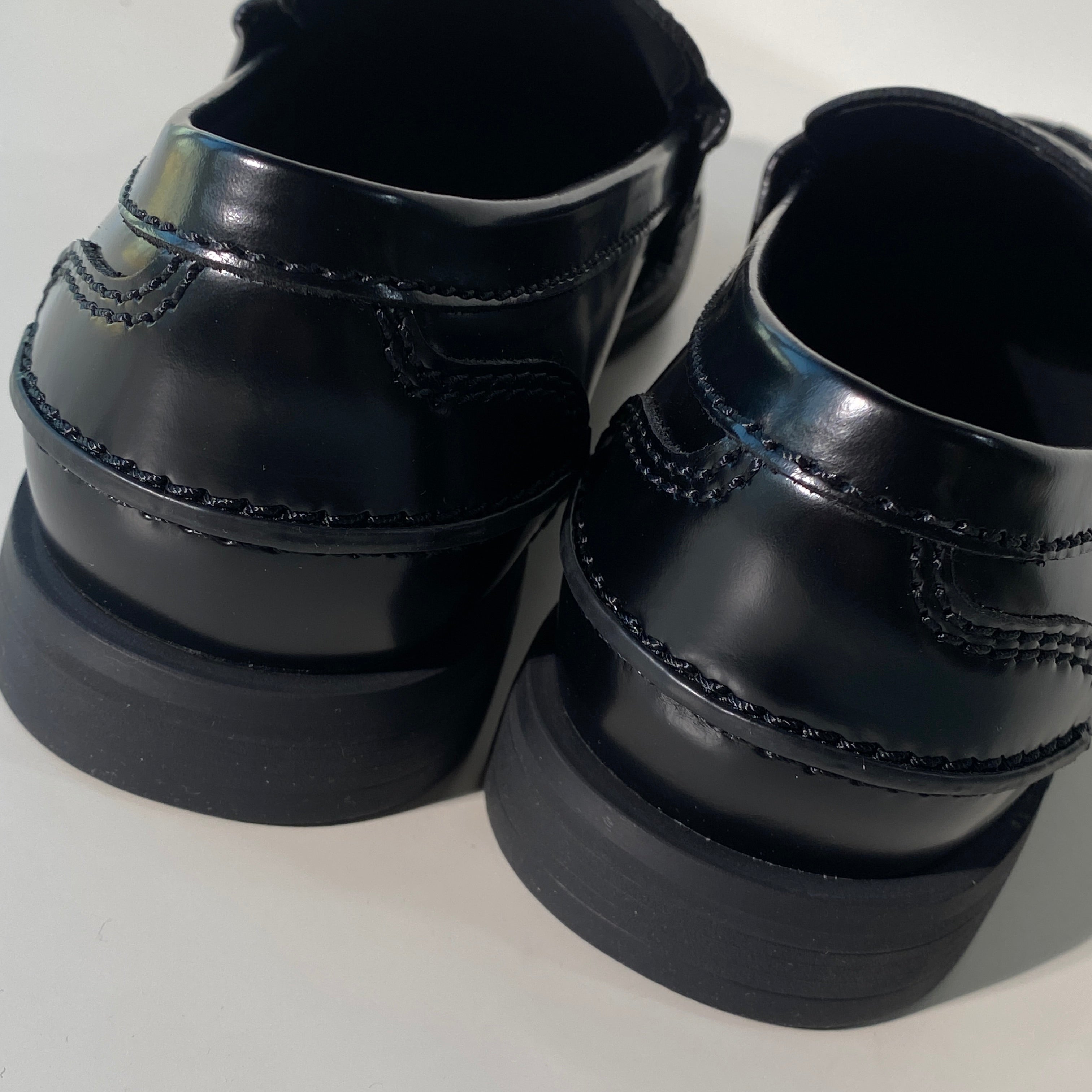 국내) 미우미우 브러쉬드 가죽 페니 로퍼 40