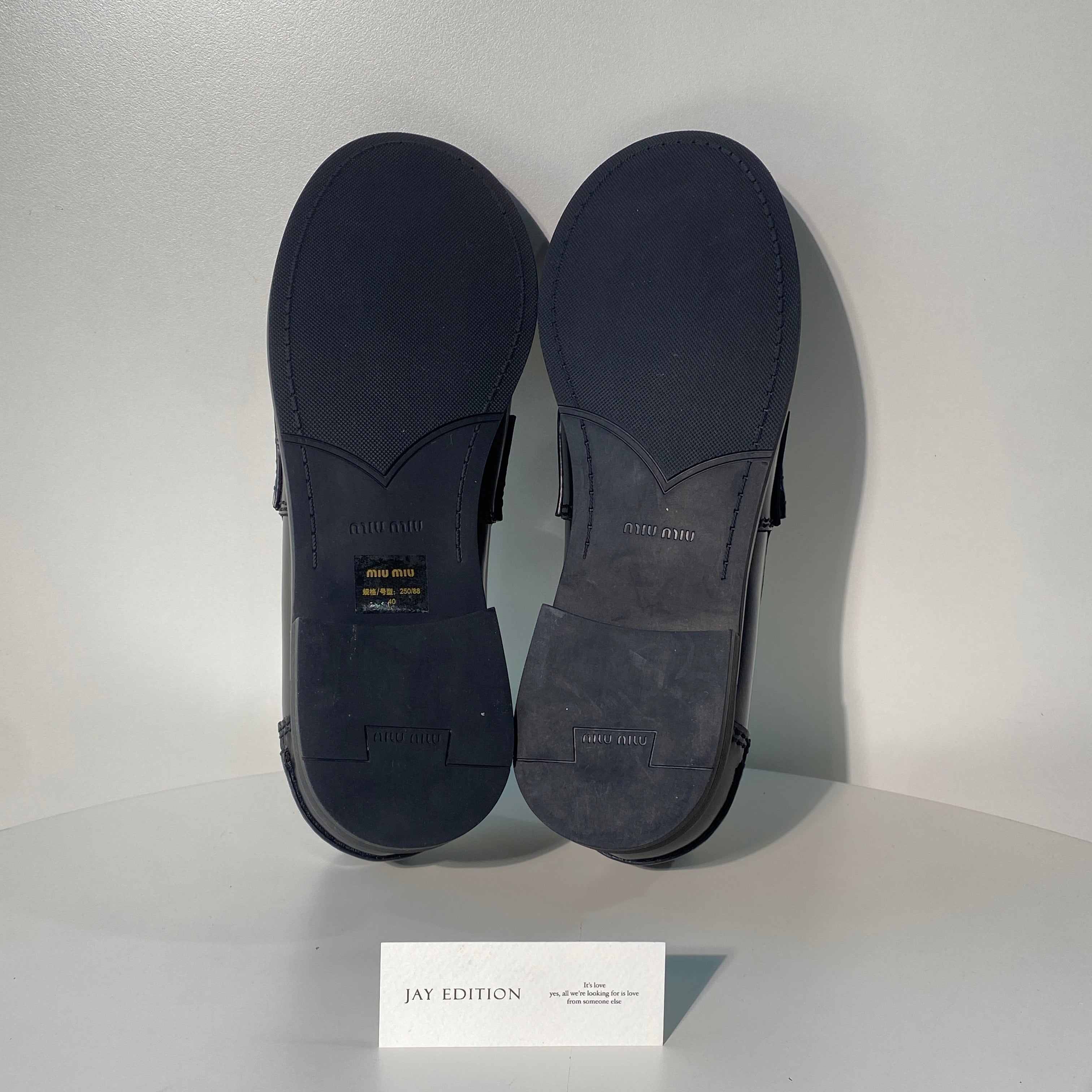 국내) 미우미우 브러쉬드 가죽 페니 로퍼 40