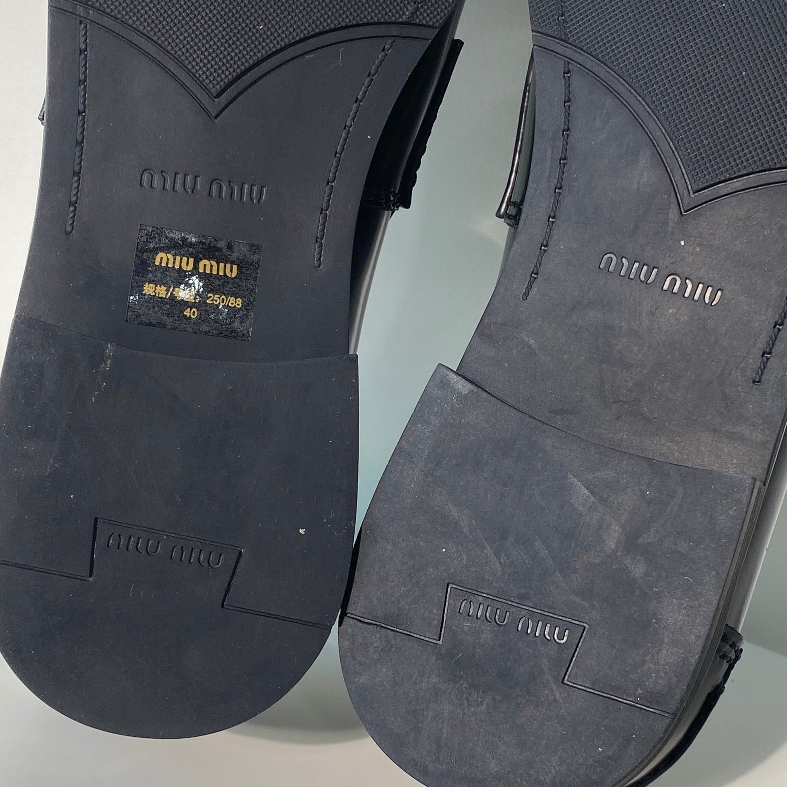 국내) 미우미우 브러쉬드 가죽 페니 로퍼 40