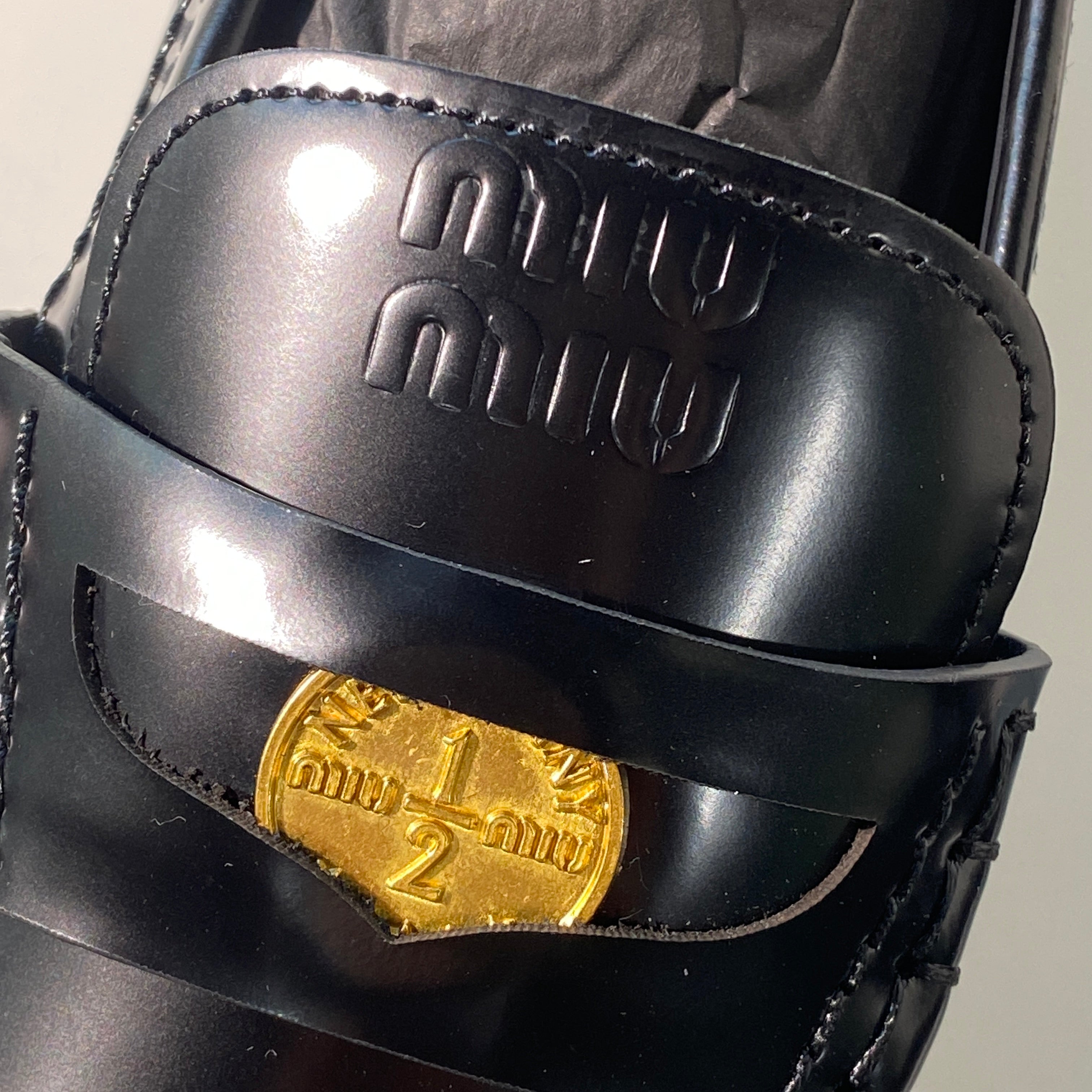 국내) 미우미우 브러쉬드 가죽 페니 로퍼 40