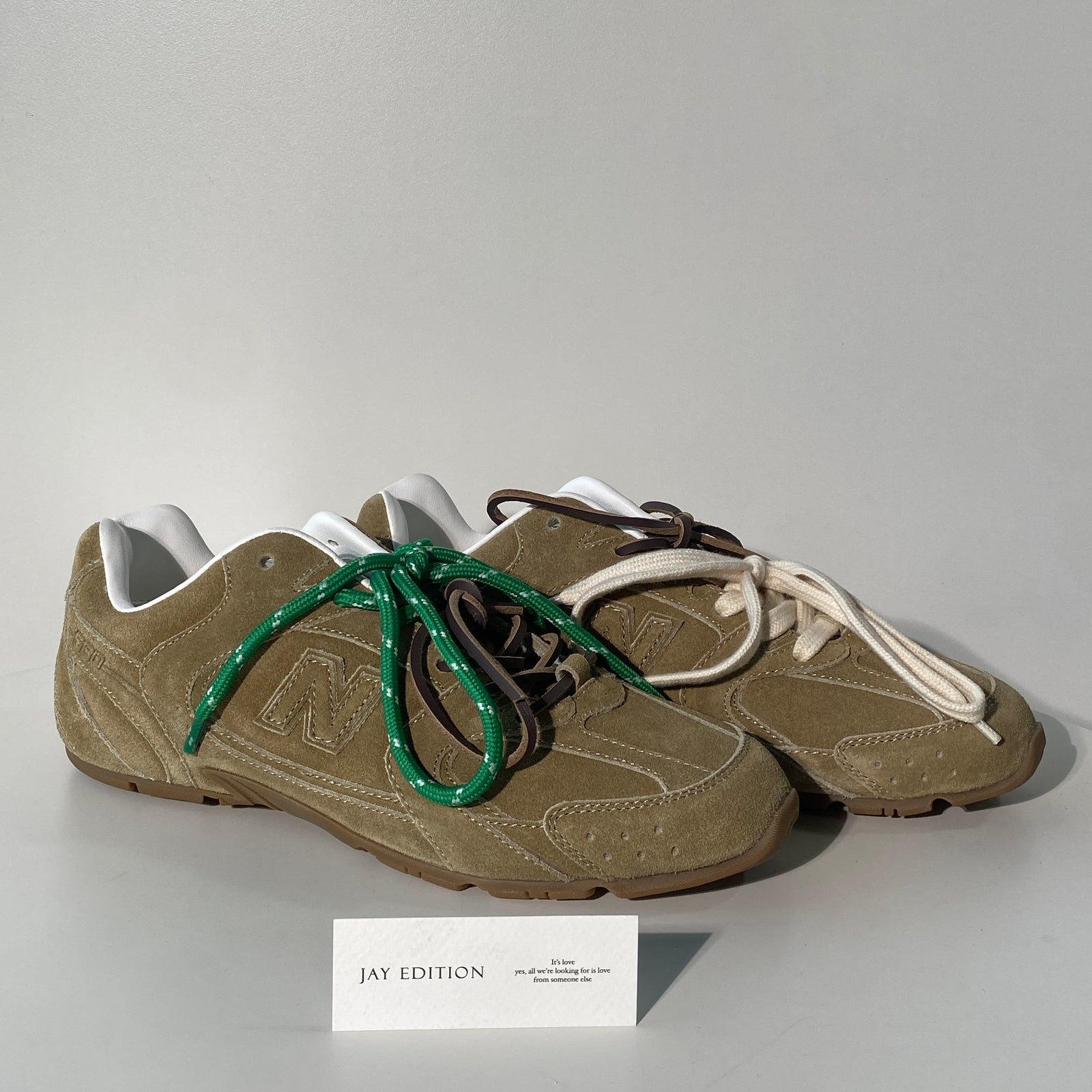 국내) 뉴발란스 x 미우미우 530 스웨이드 메쉬 스니커즈 에크루 / 40