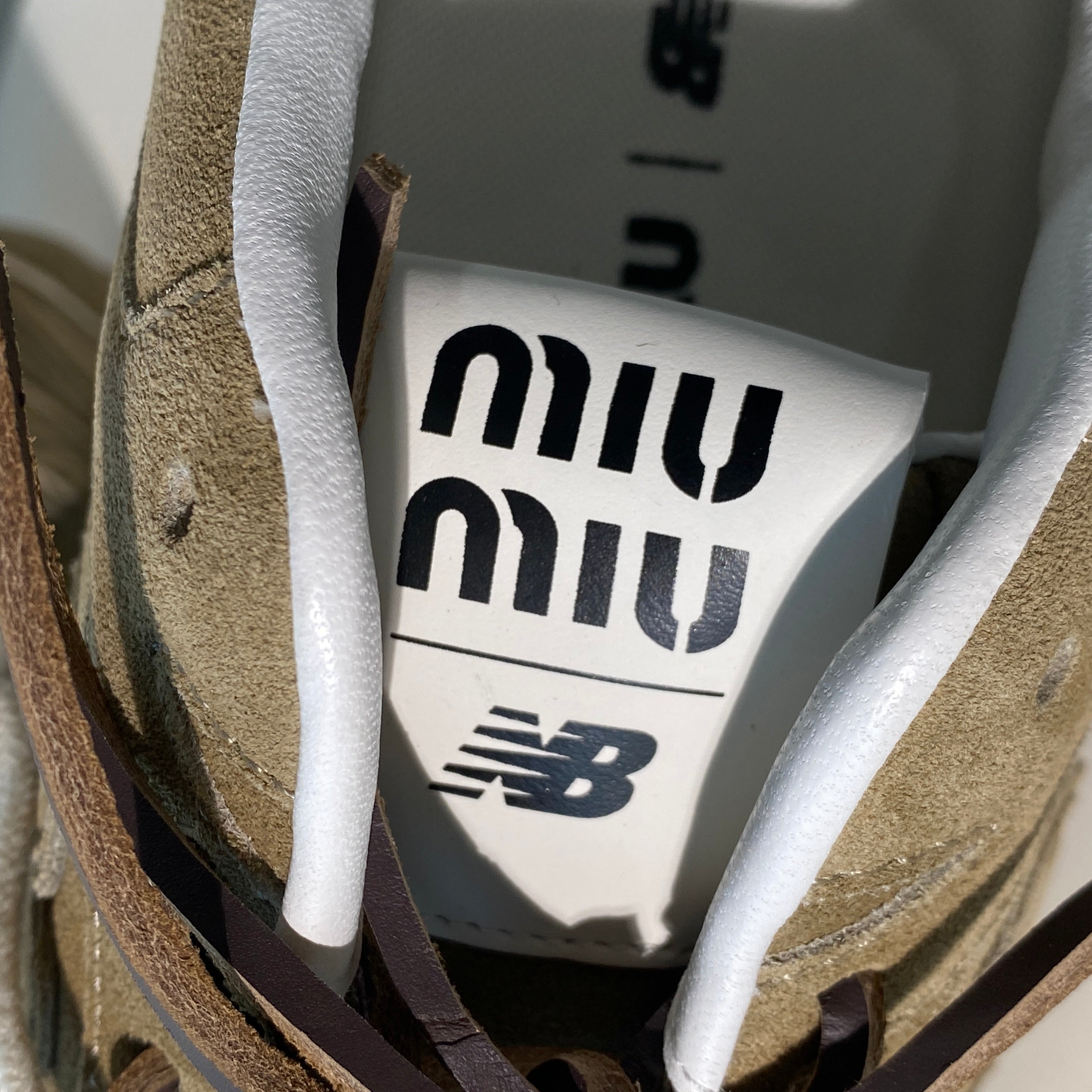 국내) 뉴발란스 x 미우미우 530 스웨이드 메쉬 스니커즈 에크루 / 40