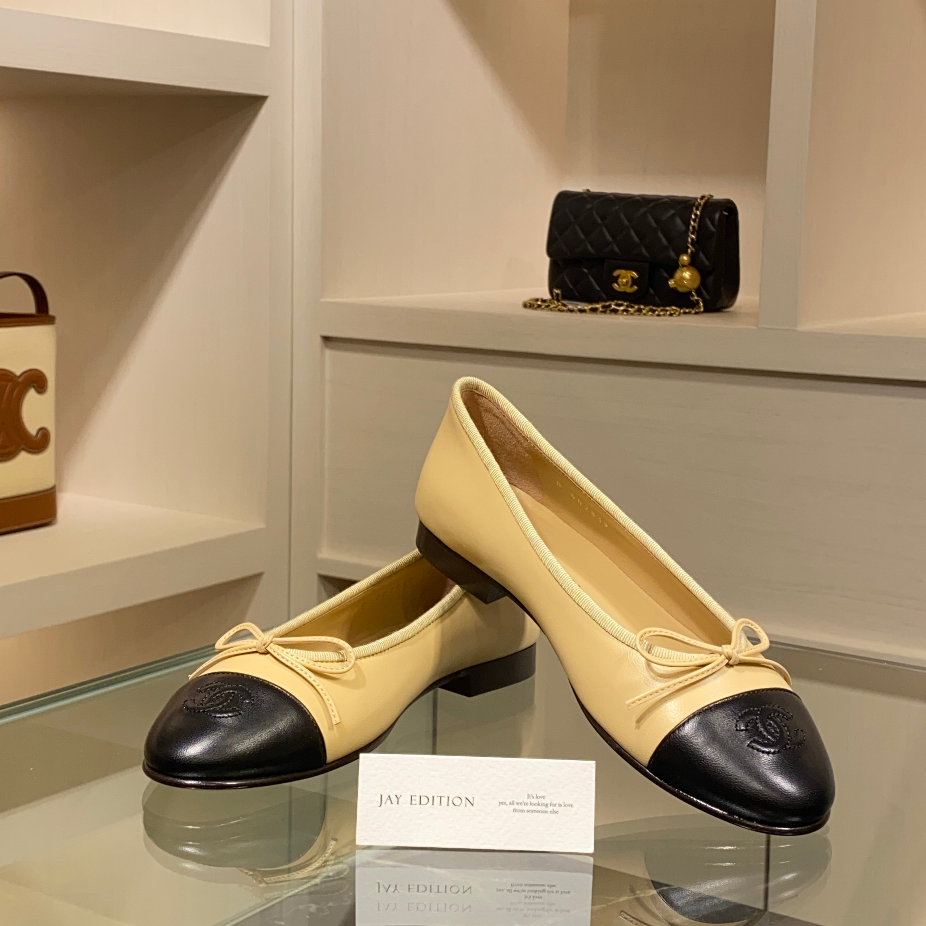 국내) 샤넬 투톤 발레리나 플랫 / 베이지 < 37 2개 / 38 2개 / 40 1개 >