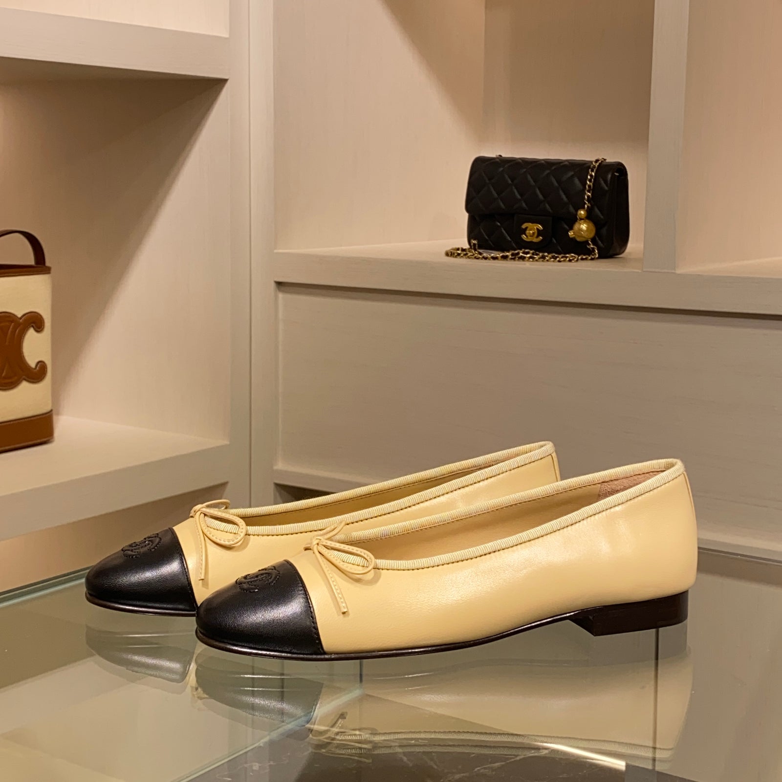 국내) 샤넬 투톤 발레리나 플랫 / 베이지 < 37 2개 / 38 2개 / 40 1개 >