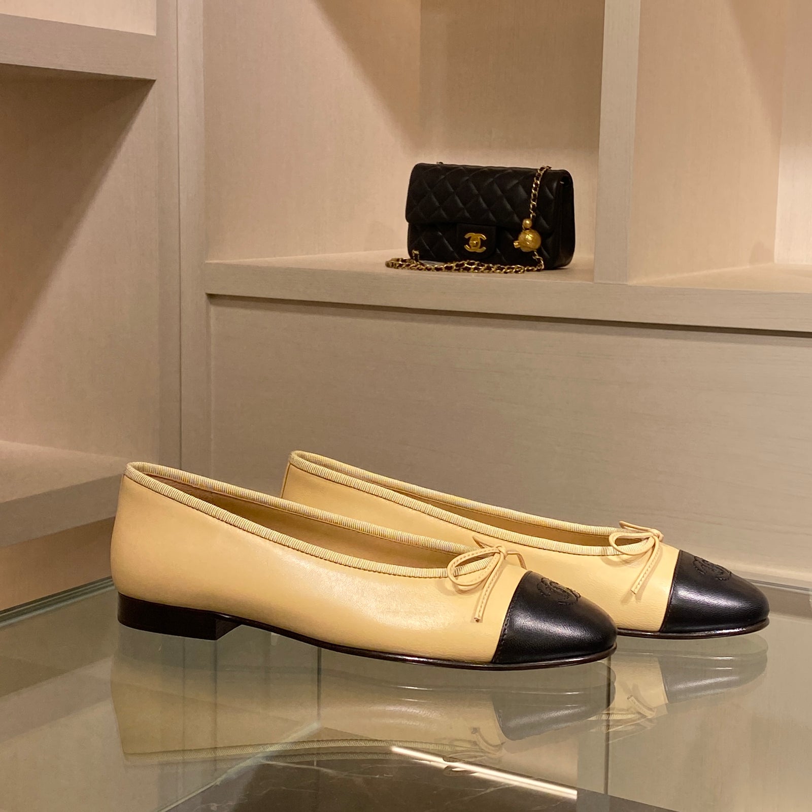 국내) 샤넬 투톤 발레리나 플랫 / 베이지 < 37 2개 / 38 2개 / 40 1개 >