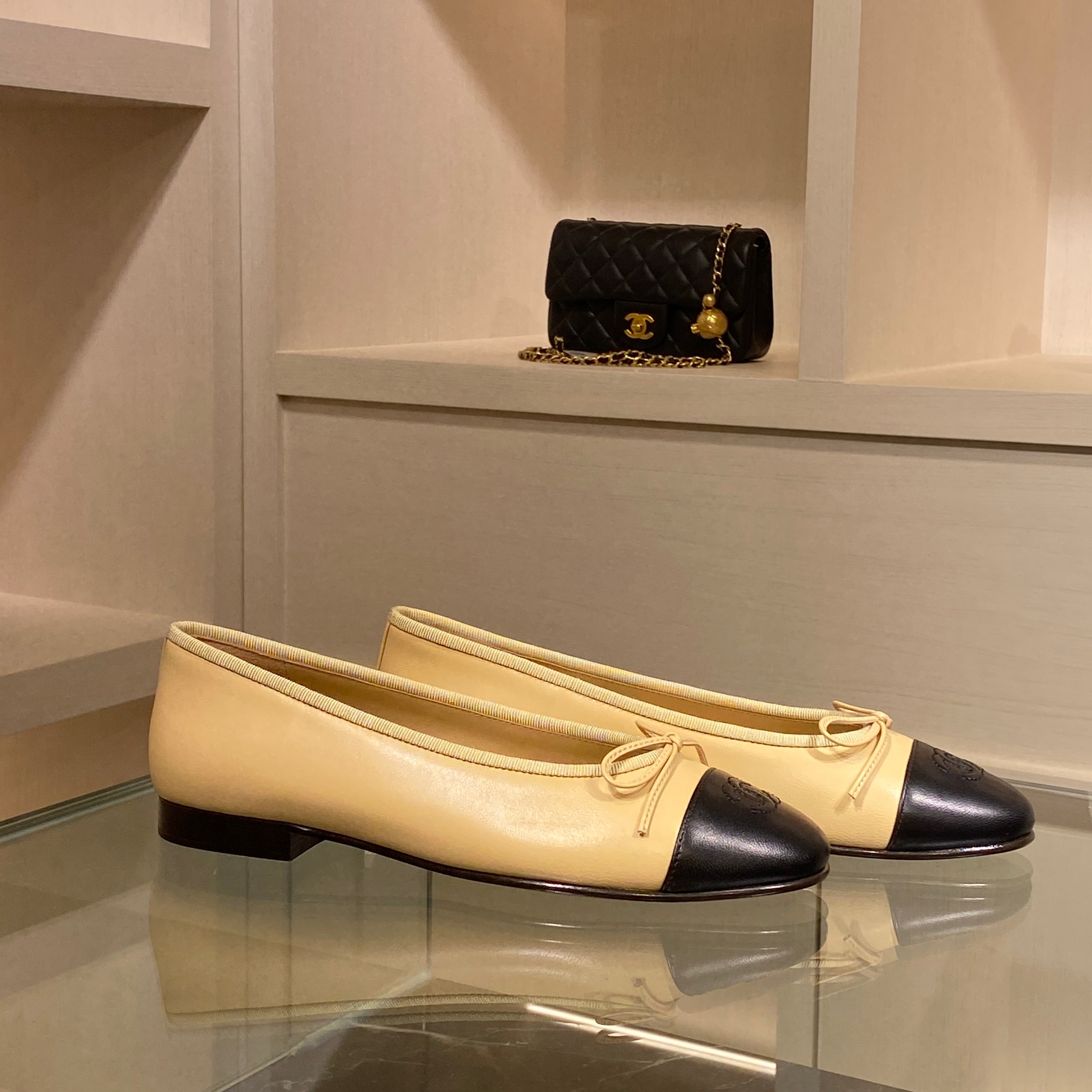 국내) 샤넬 투톤 발레리나 플랫 / 베이지 < 37 2개 / 38 2개 / 40 1개 >