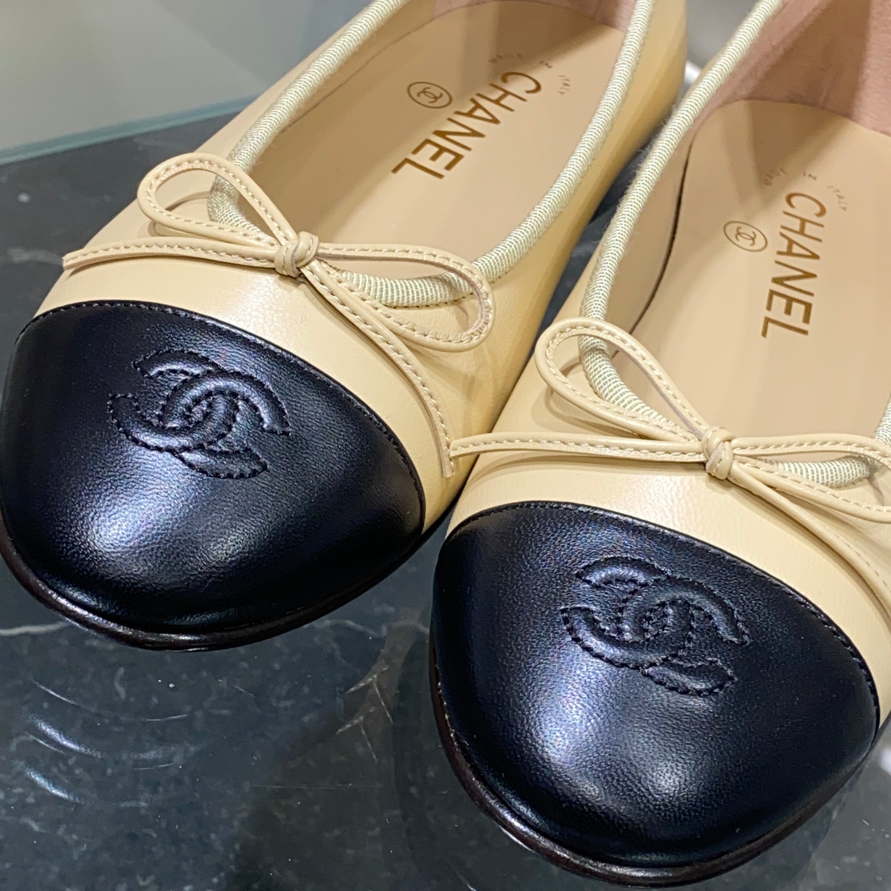 국내) 샤넬 투톤 발레리나 플랫 / 베이지 < 37 2개 / 38 2개 / 40 1개 >