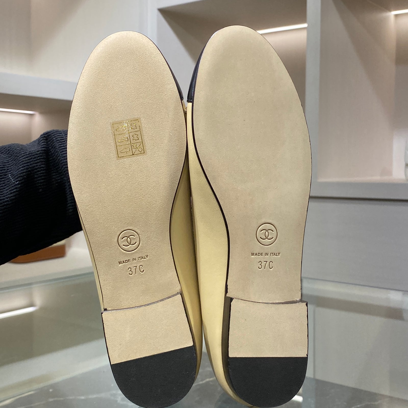 국내) 샤넬 투톤 발레리나 플랫 / 베이지 < 37 2개 / 38 2개 / 40 1개 >