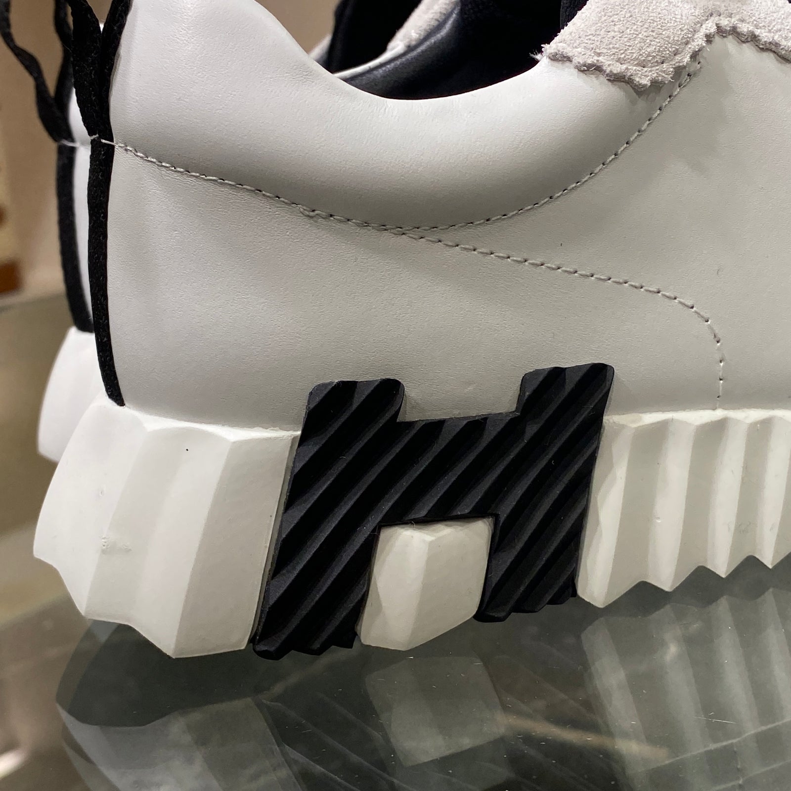 국내) 미세하자) 에르메스 바운싱 스니커즈 / 화이트 블랙 38