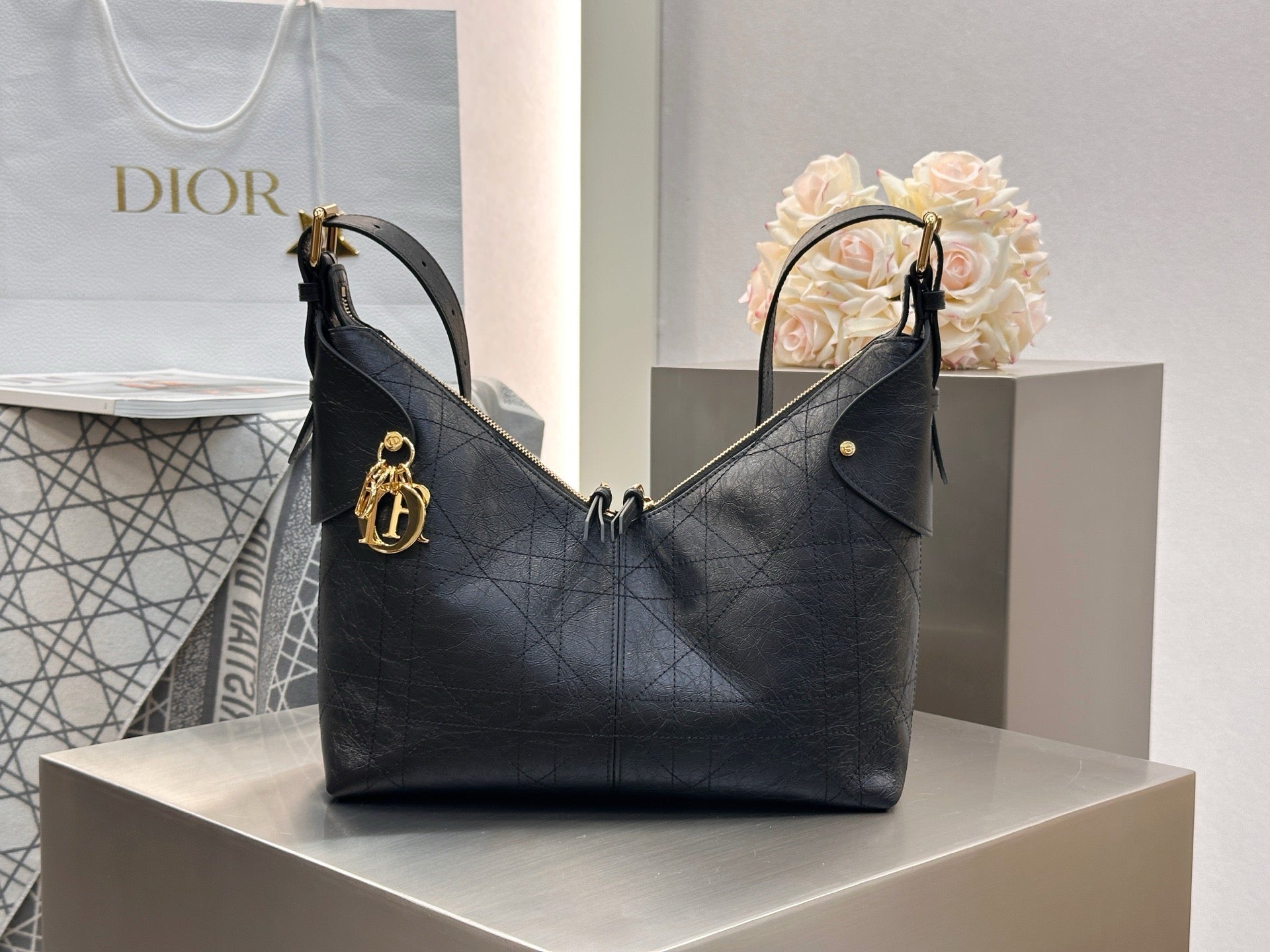 디올 보야주 백 플랫 매크로까나쥬 크링클 카프스킨 블랙 미디움