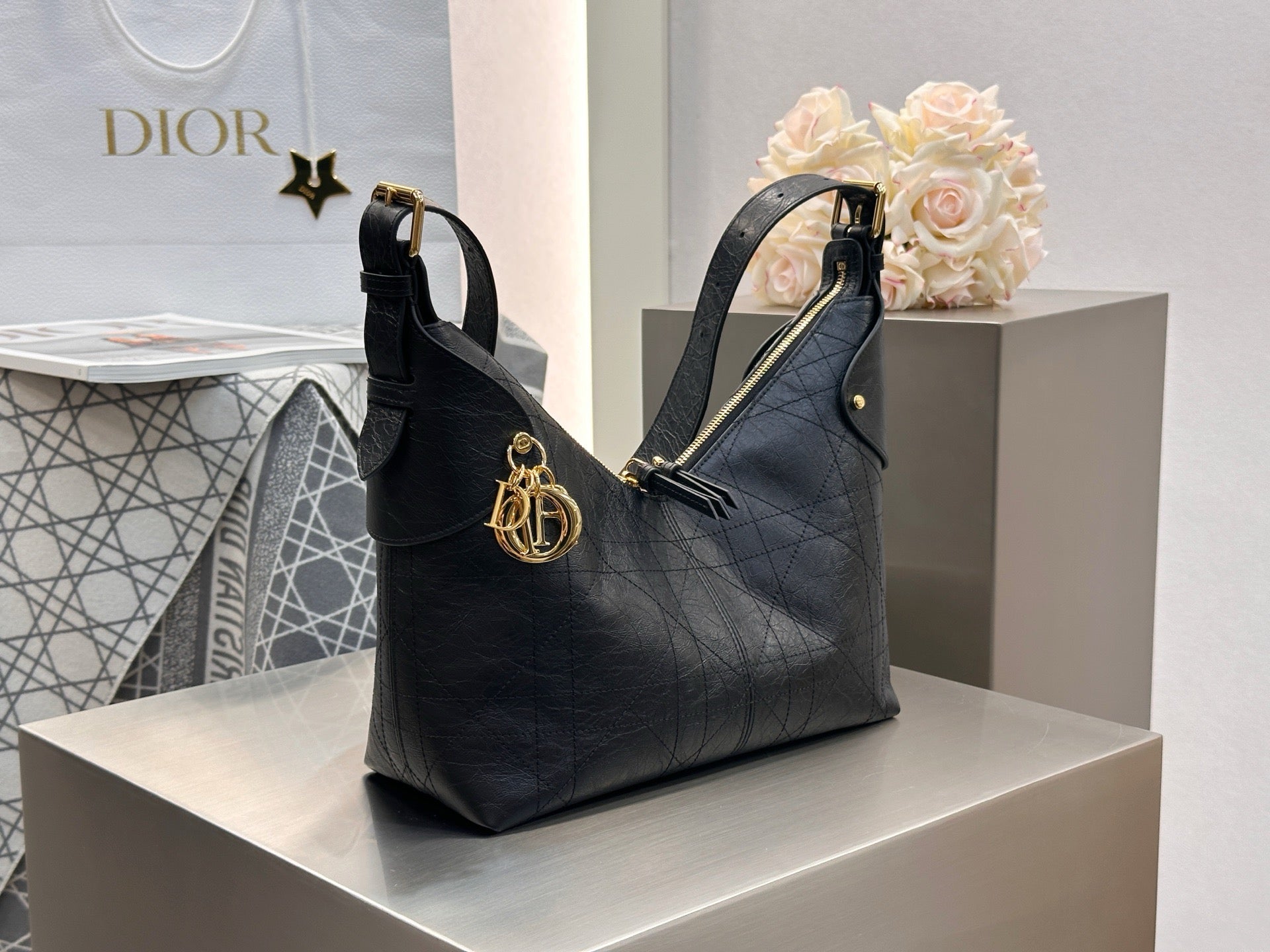 디올 보야주 백 플랫 매크로까나쥬 크링클 카프스킨 블랙 미디움