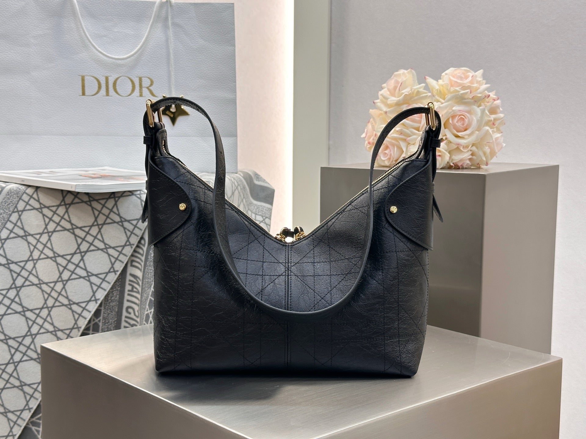 디올 보야주 백 플랫 매크로까나쥬 크링클 카프스킨 블랙 미디움