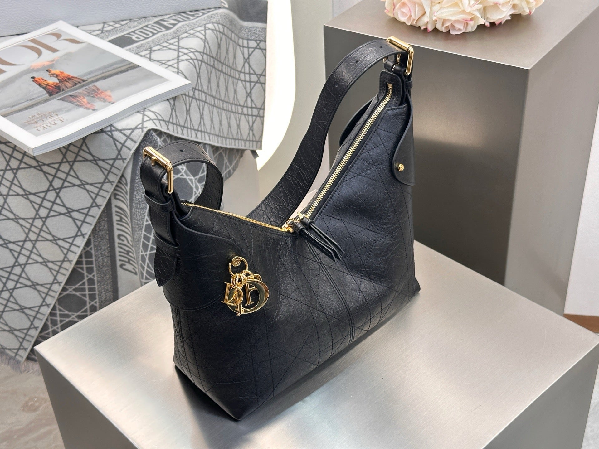 디올 보야주 백 플랫 매크로까나쥬 크링클 카프스킨 블랙 미디움