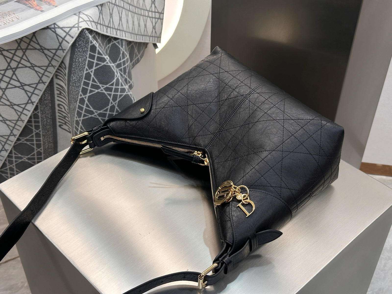 디올 보야주 백 플랫 매크로까나쥬 크링클 카프스킨 블랙 미디움