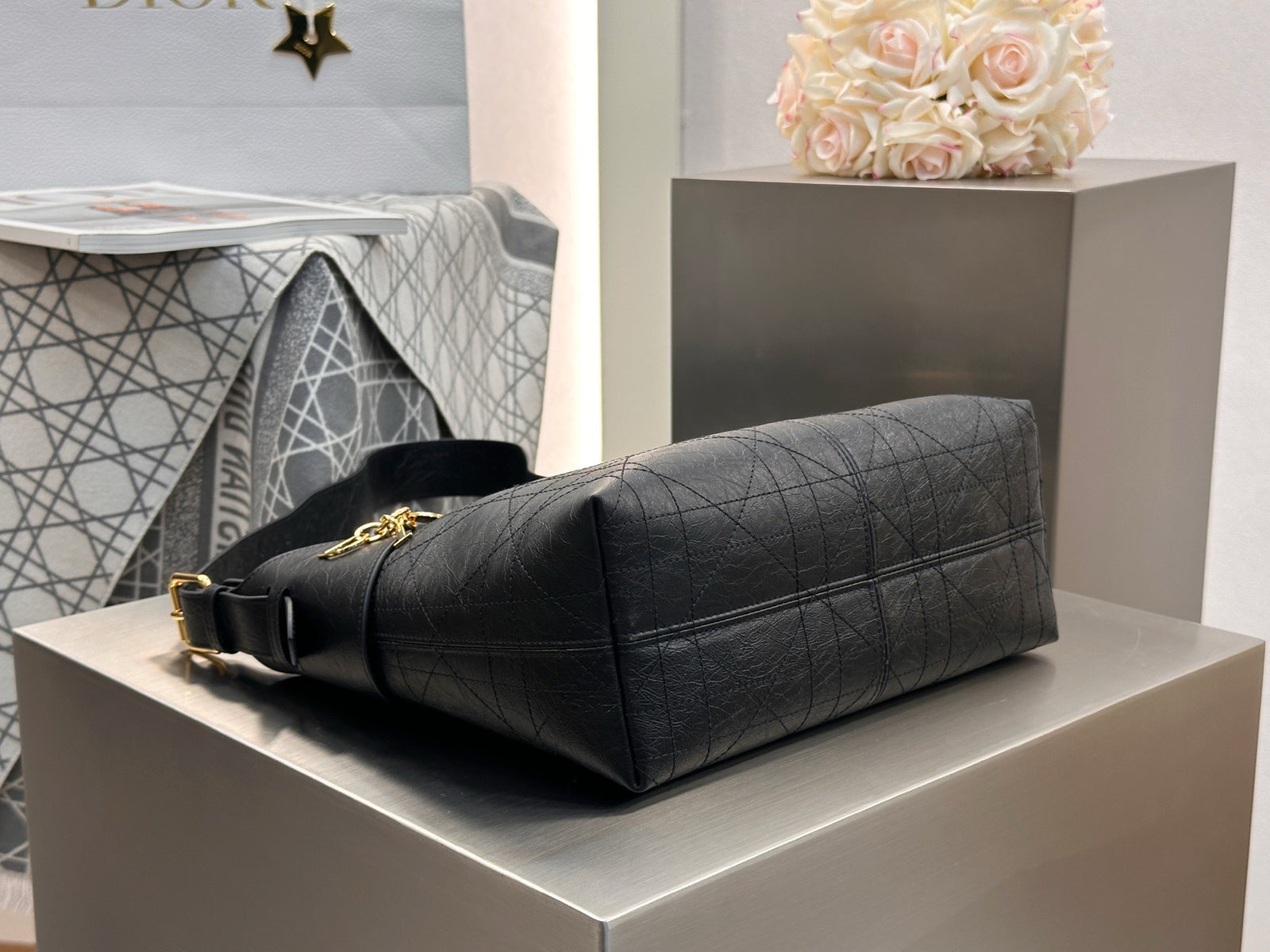 디올 보야주 백 플랫 매크로까나쥬 크링클 카프스킨 블랙 미디움