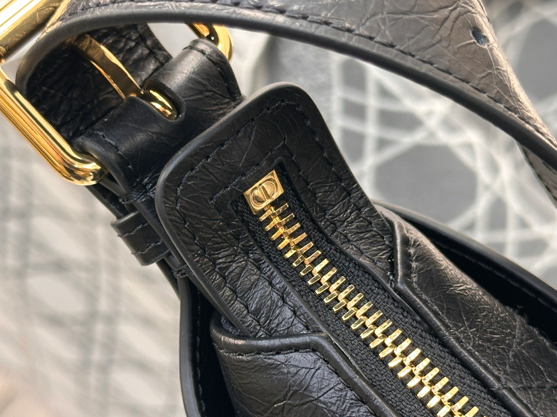 디올 보야주 백 플랫 매크로까나쥬 크링클 카프스킨 블랙 미디움