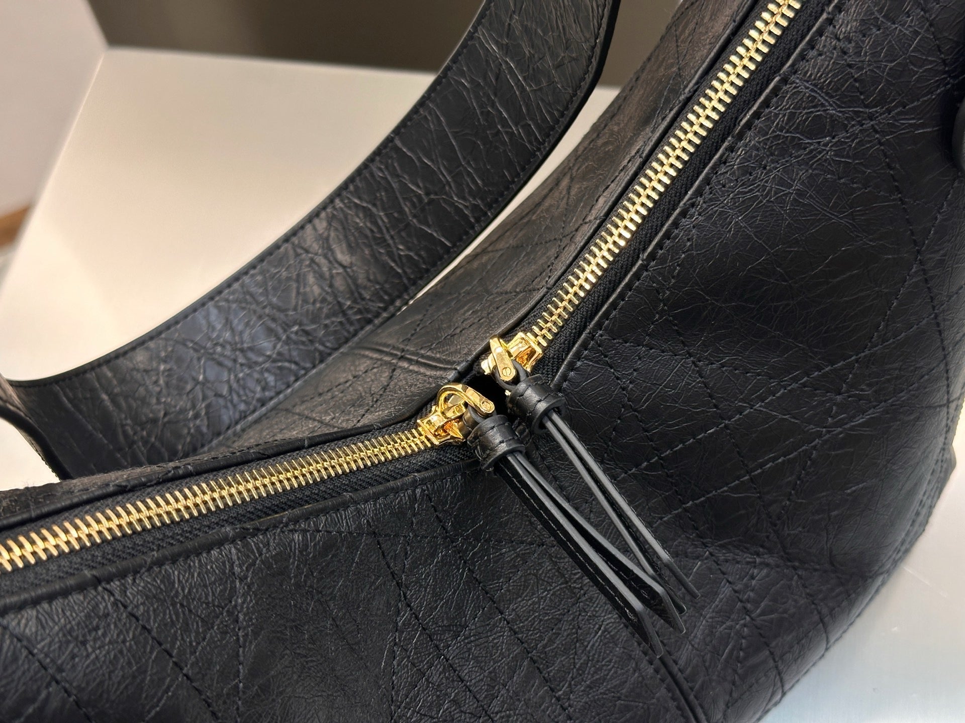 디올 보야주 백 플랫 매크로까나쥬 크링클 카프스킨 블랙 미디움