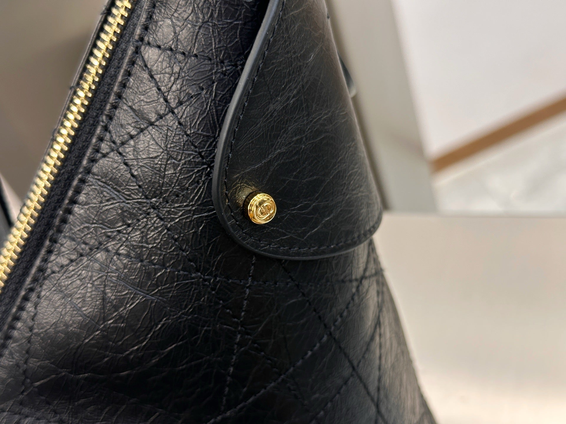 디올 보야주 백 플랫 매크로까나쥬 크링클 카프스킨 블랙 미디움