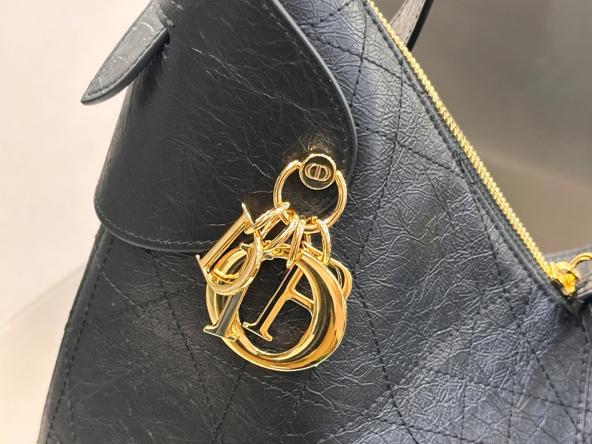 디올 보야주 백 플랫 매크로까나쥬 크링클 카프스킨 블랙 미디움