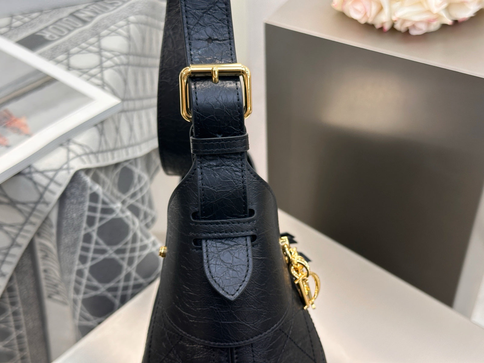 디올 보야주 백 플랫 매크로까나쥬 크링클 카프스킨 블랙 미디움