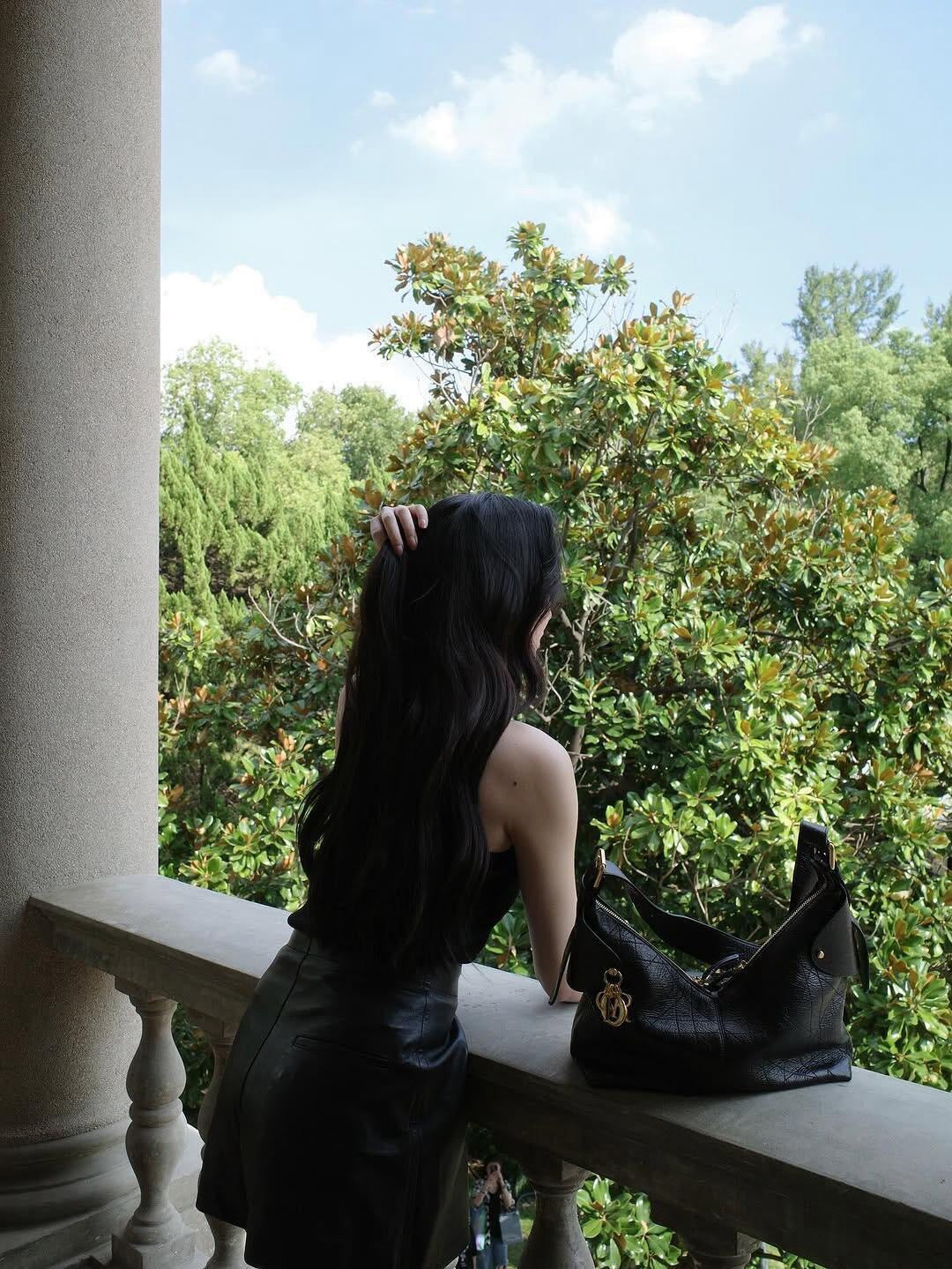 디올 보야주 백 플랫 매크로까나쥬 크링클 카프스킨 블랙 미디움