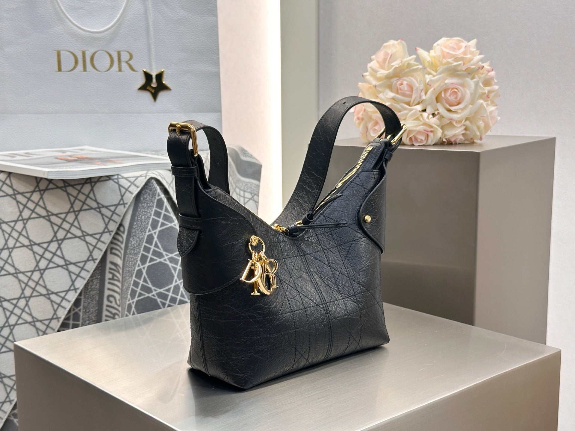 디올 보야주 백 플랫 매크로까나쥬 크링클 카프스킨 블랙 스몰