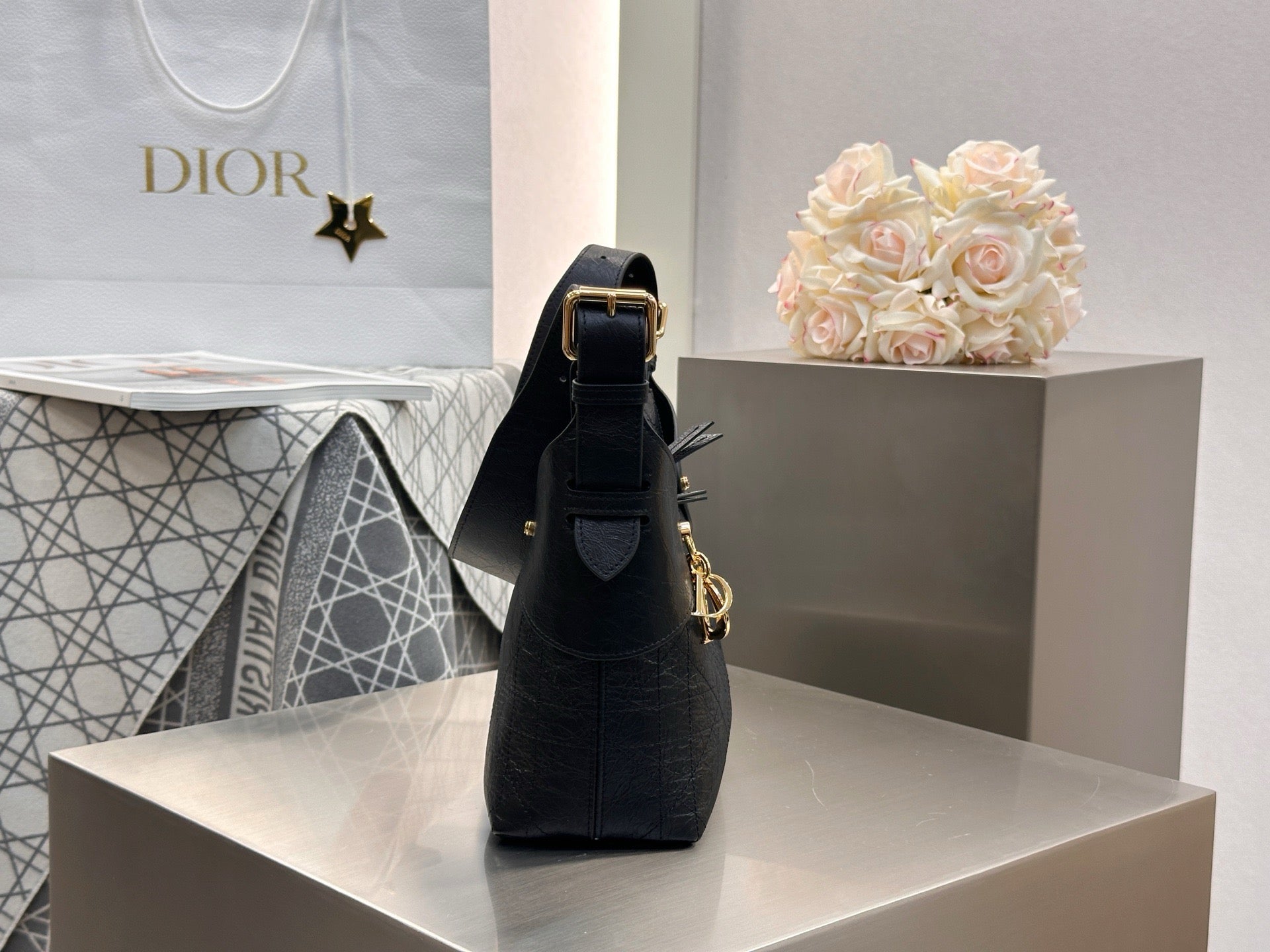 디올 보야주 백 플랫 매크로까나쥬 크링클 카프스킨 블랙 스몰