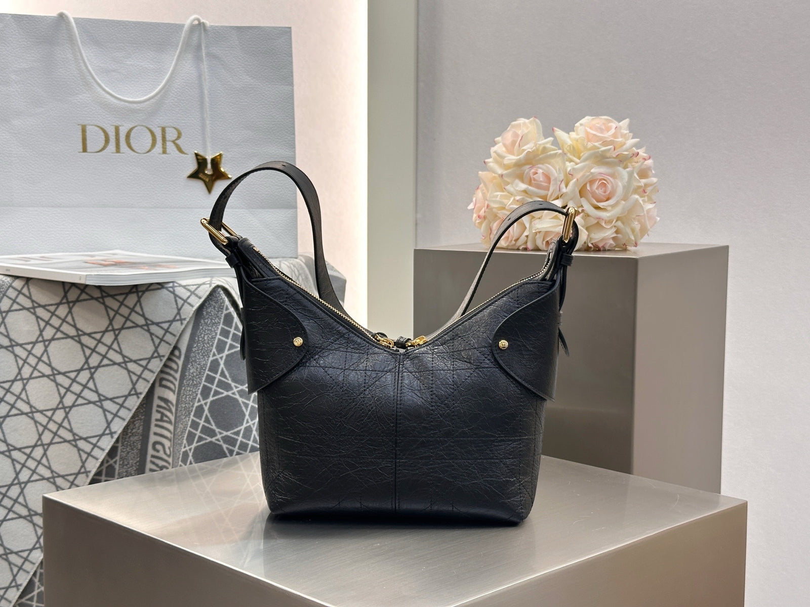 디올 보야주 백 플랫 매크로까나쥬 크링클 카프스킨 블랙 스몰