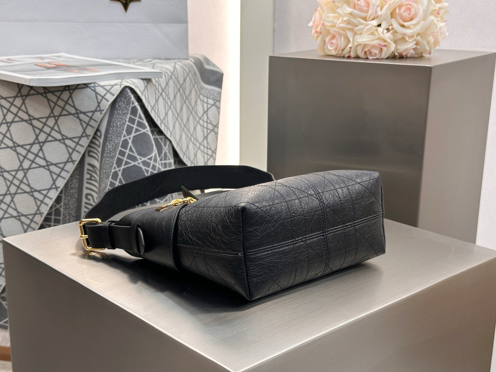 디올 보야주 백 플랫 매크로까나쥬 크링클 카프스킨 블랙 스몰