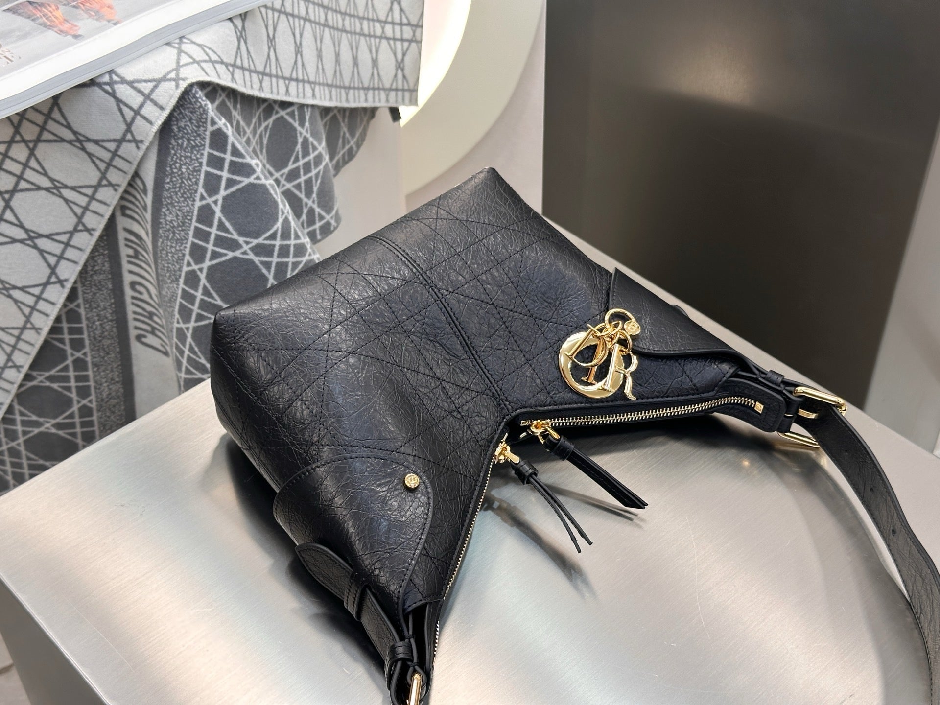 디올 보야주 백 플랫 매크로까나쥬 크링클 카프스킨 블랙 스몰