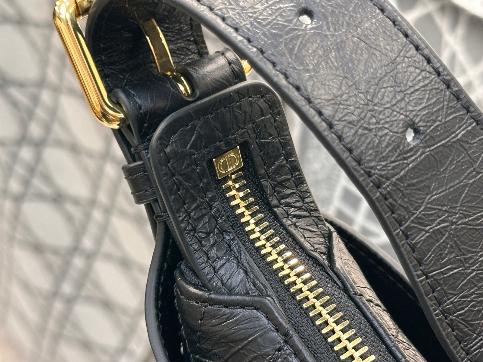 디올 보야주 백 플랫 매크로까나쥬 크링클 카프스킨 블랙 스몰