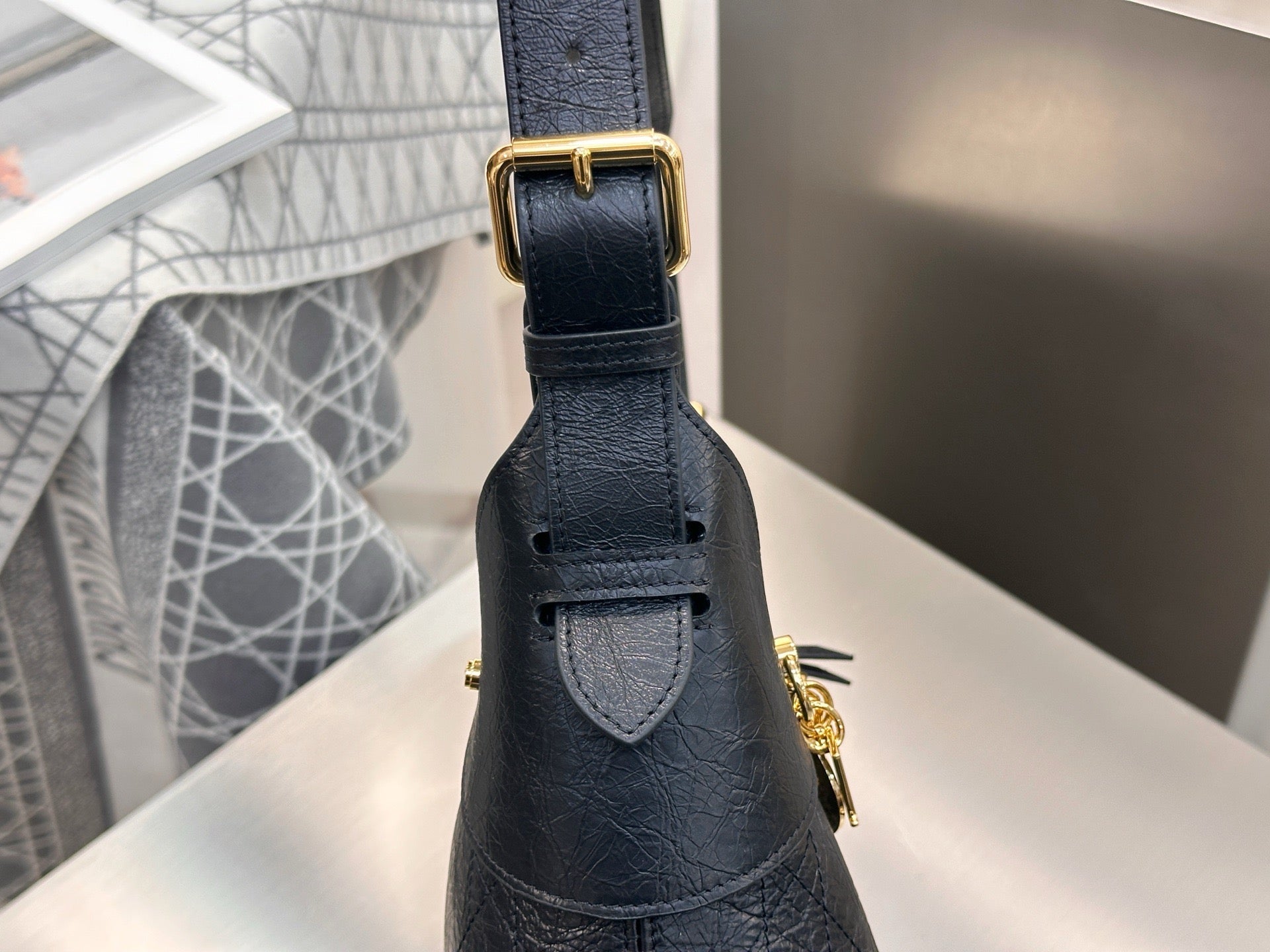 디올 보야주 백 플랫 매크로까나쥬 크링클 카프스킨 블랙 스몰