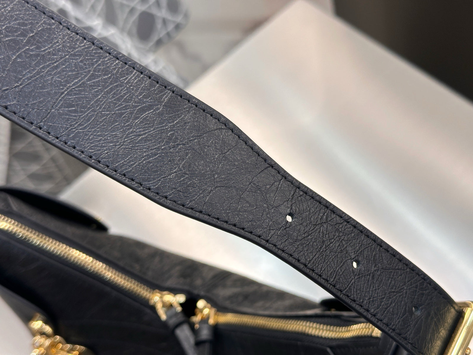 디올 보야주 백 플랫 매크로까나쥬 크링클 카프스킨 블랙 스몰