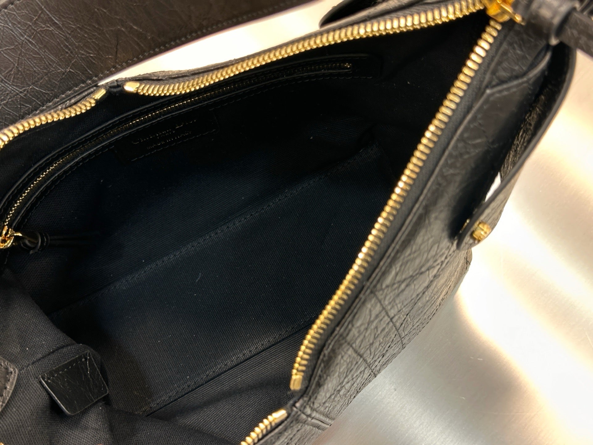 디올 보야주 백 플랫 매크로까나쥬 크링클 카프스킨 블랙 스몰