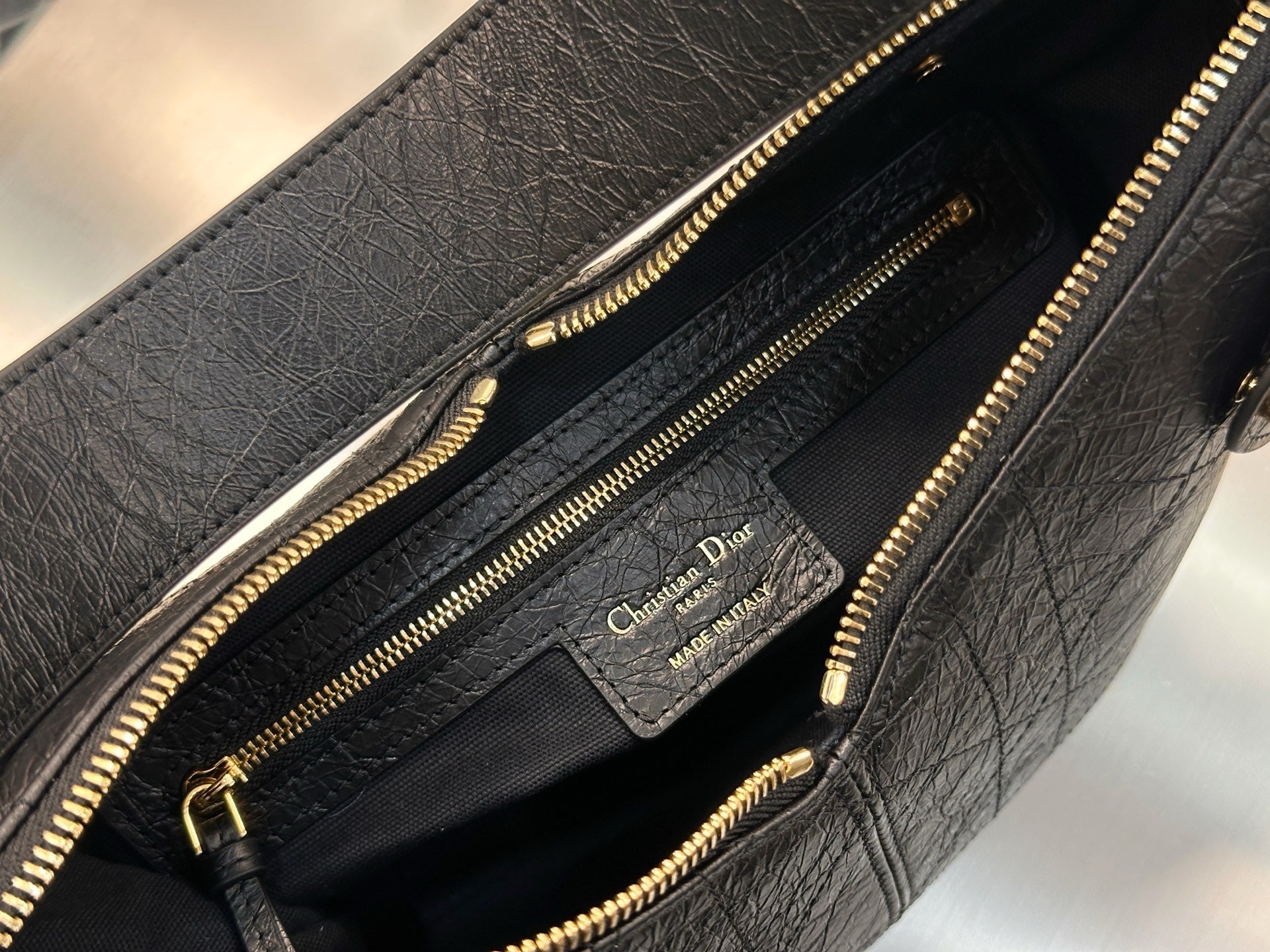 디올 보야주 백 플랫 매크로까나쥬 크링클 카프스킨 블랙 스몰