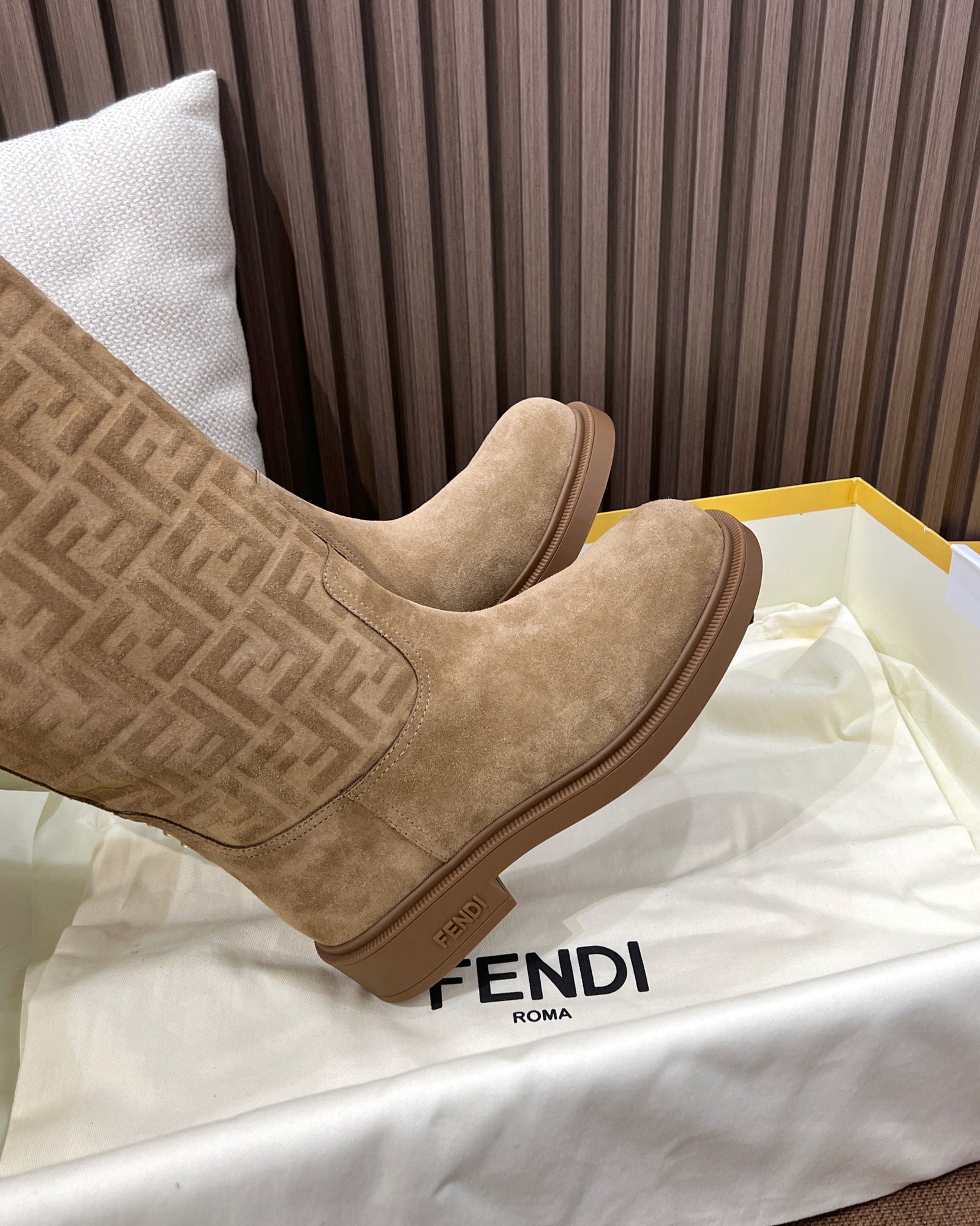 펜디 필로 모노그램 니 하이 부츠