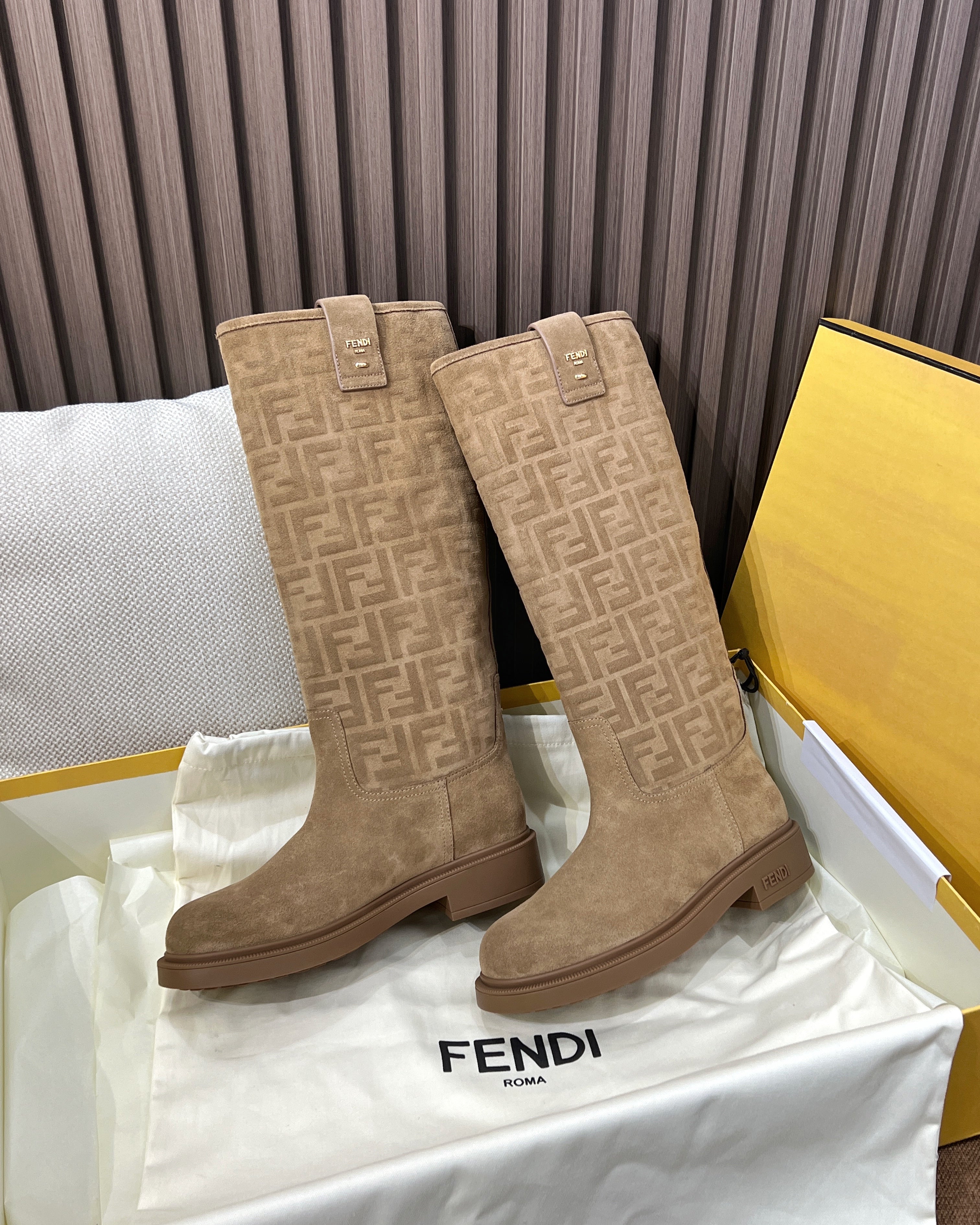 펜디 필로 모노그램 니 하이 부츠