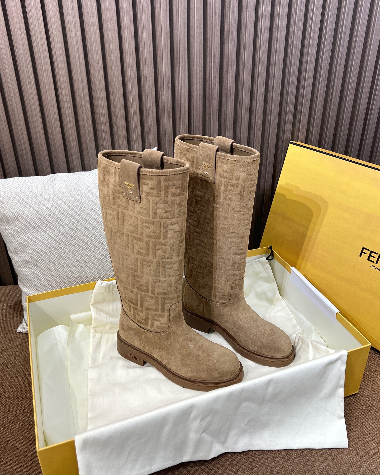 펜디 필로 모노그램 니 하이 부츠