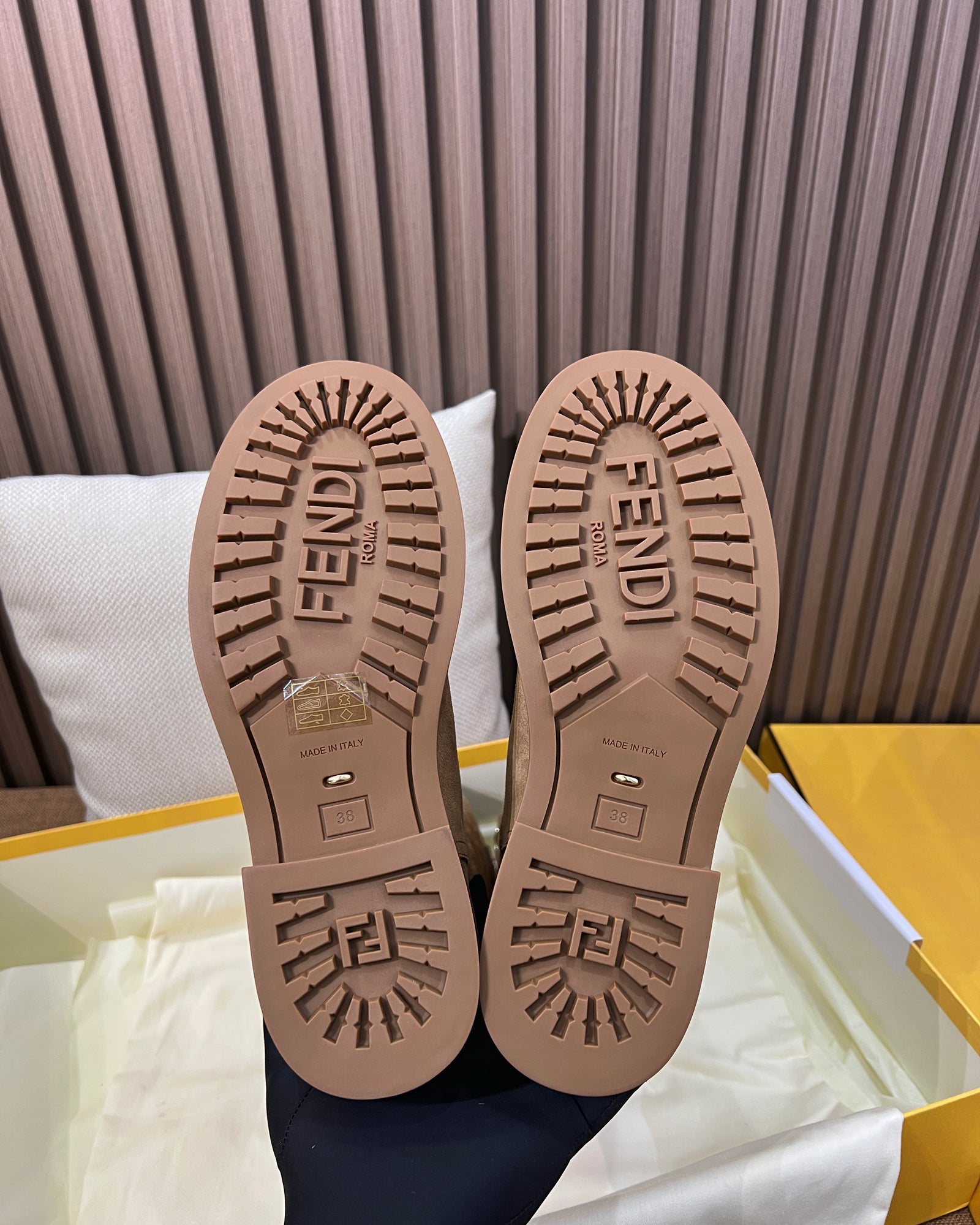 펜디 필로 모노그램 니 하이 부츠