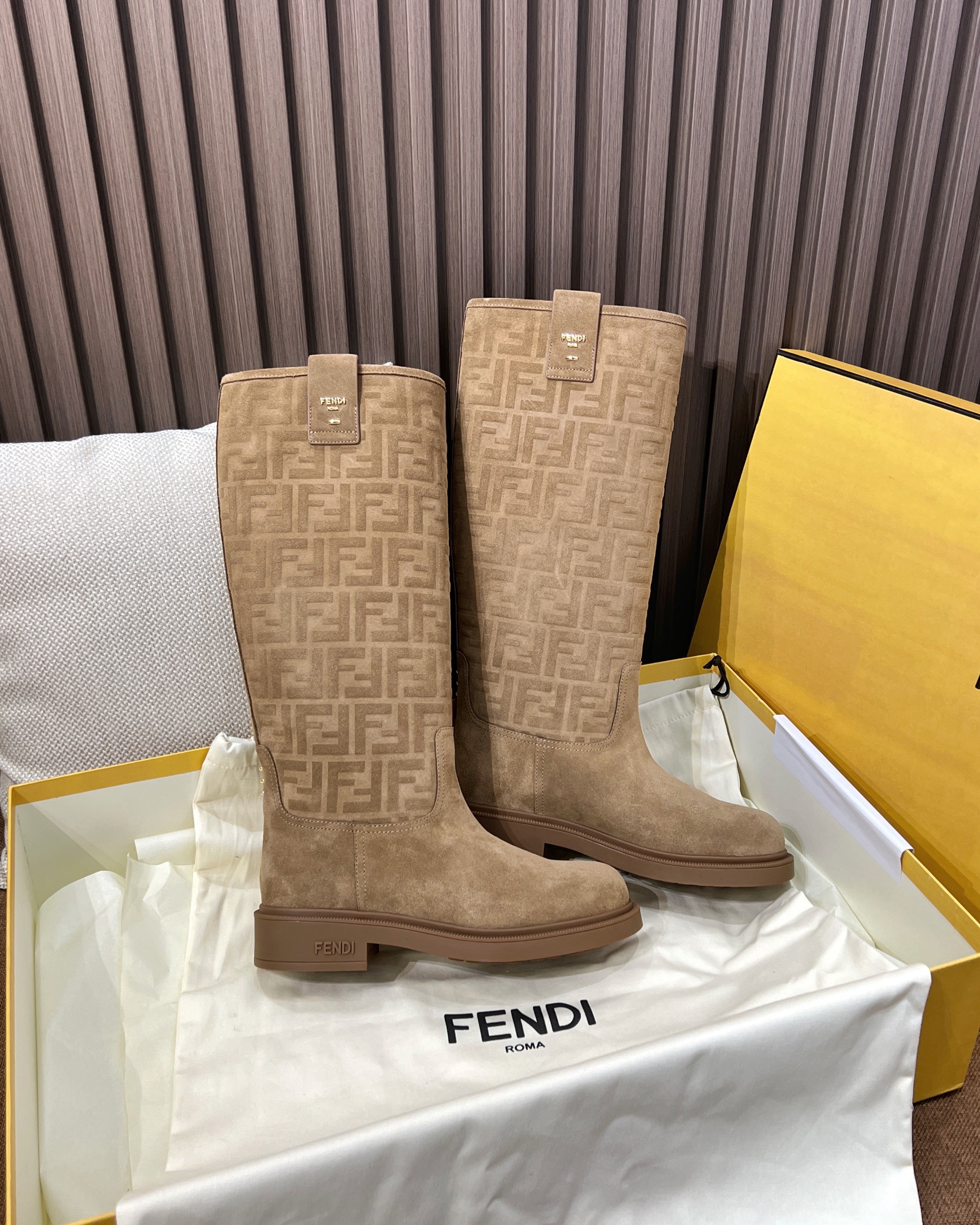 펜디 필로 모노그램 니 하이 부츠