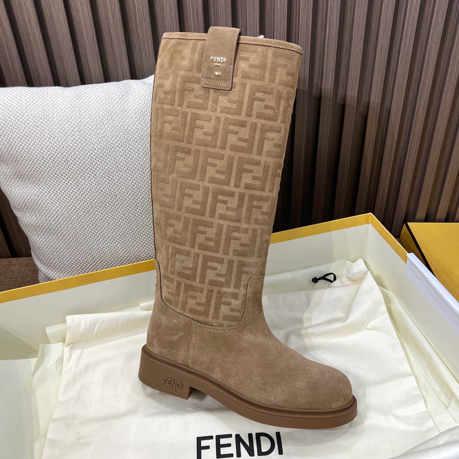 펜디 필로 모노그램 니 하이 부츠