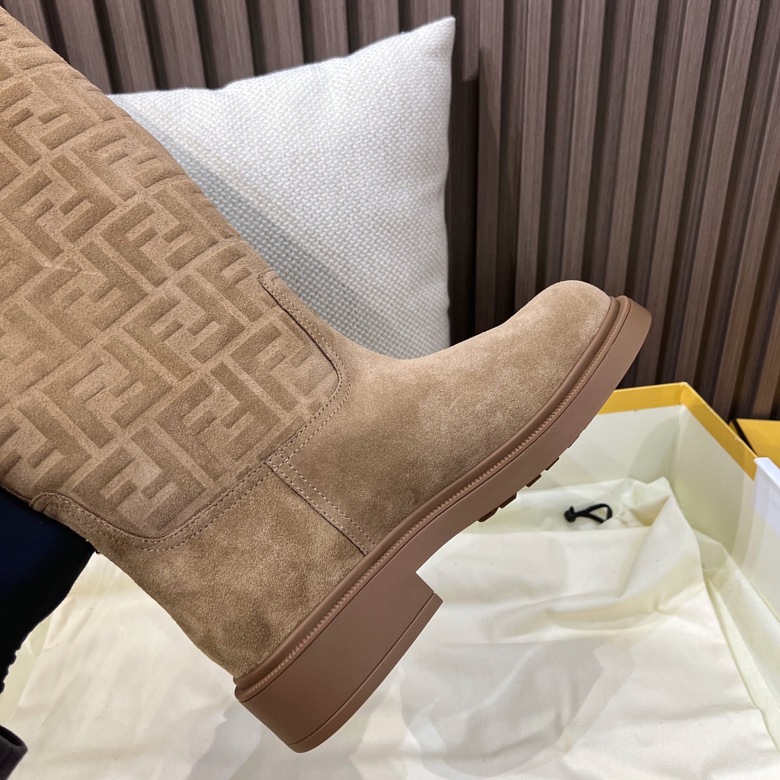 펜디 필로 모노그램 니 하이 부츠