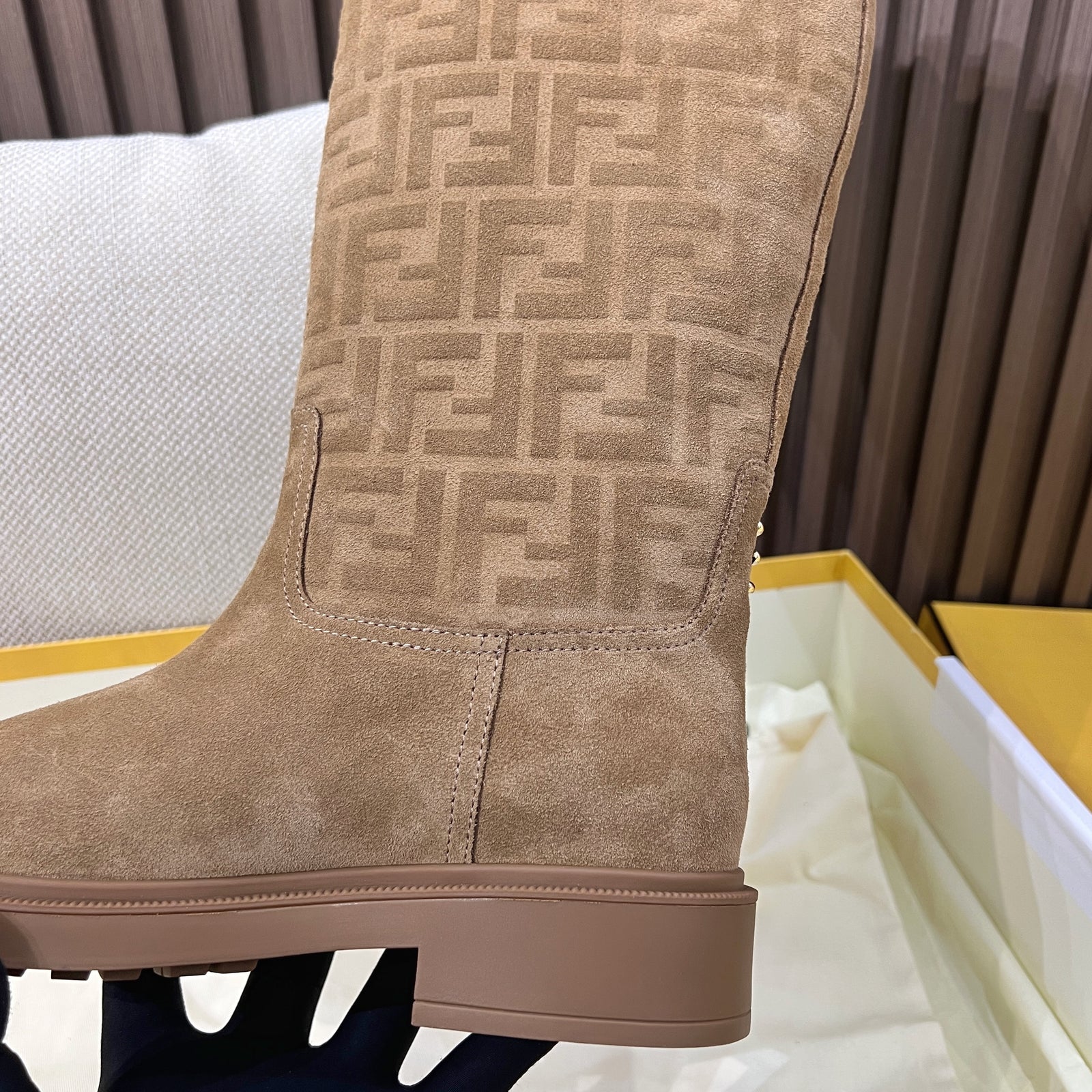 펜디 필로 모노그램 니 하이 부츠