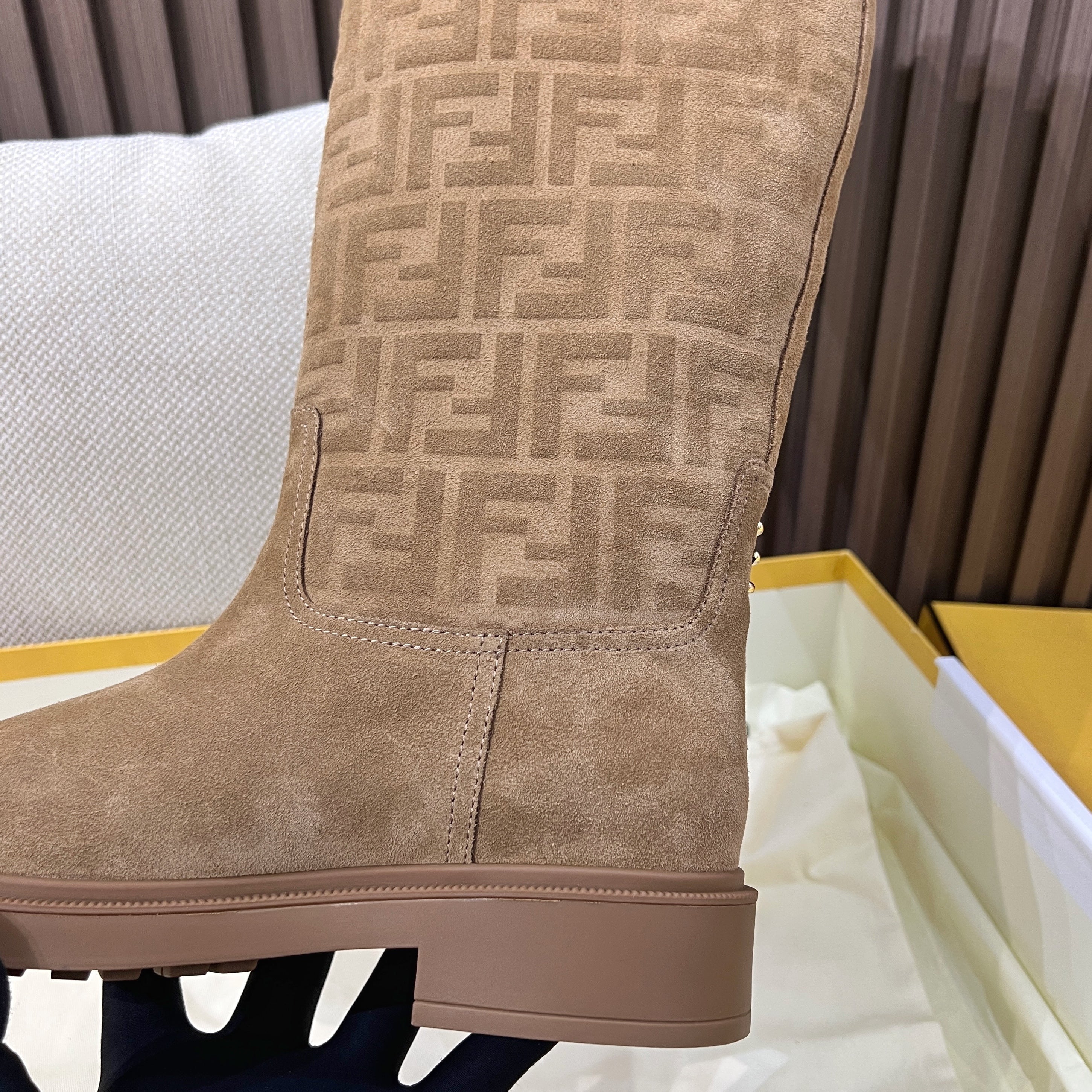 펜디 필로 모노그램 니 하이 부츠