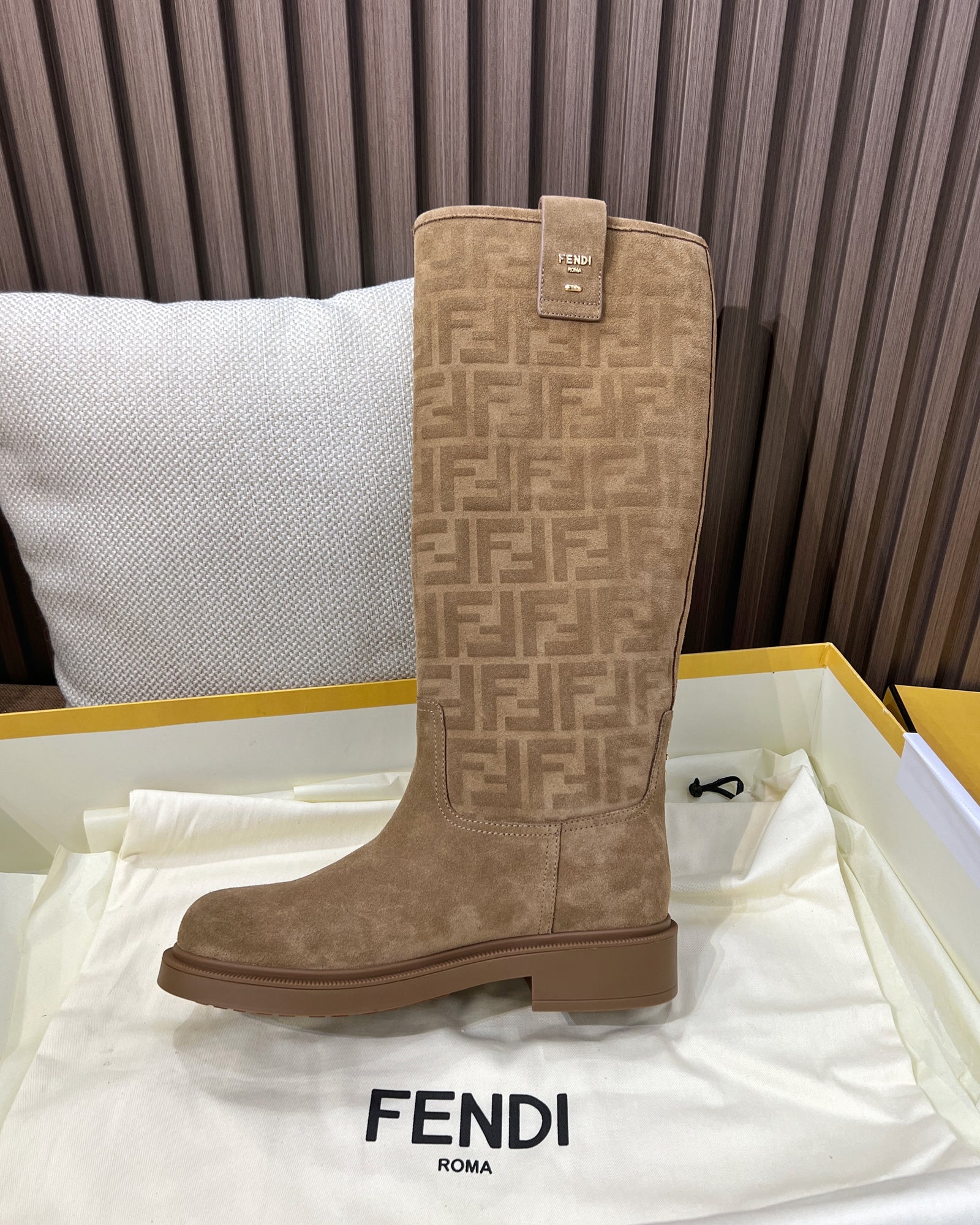 펜디 필로 모노그램 니 하이 부츠