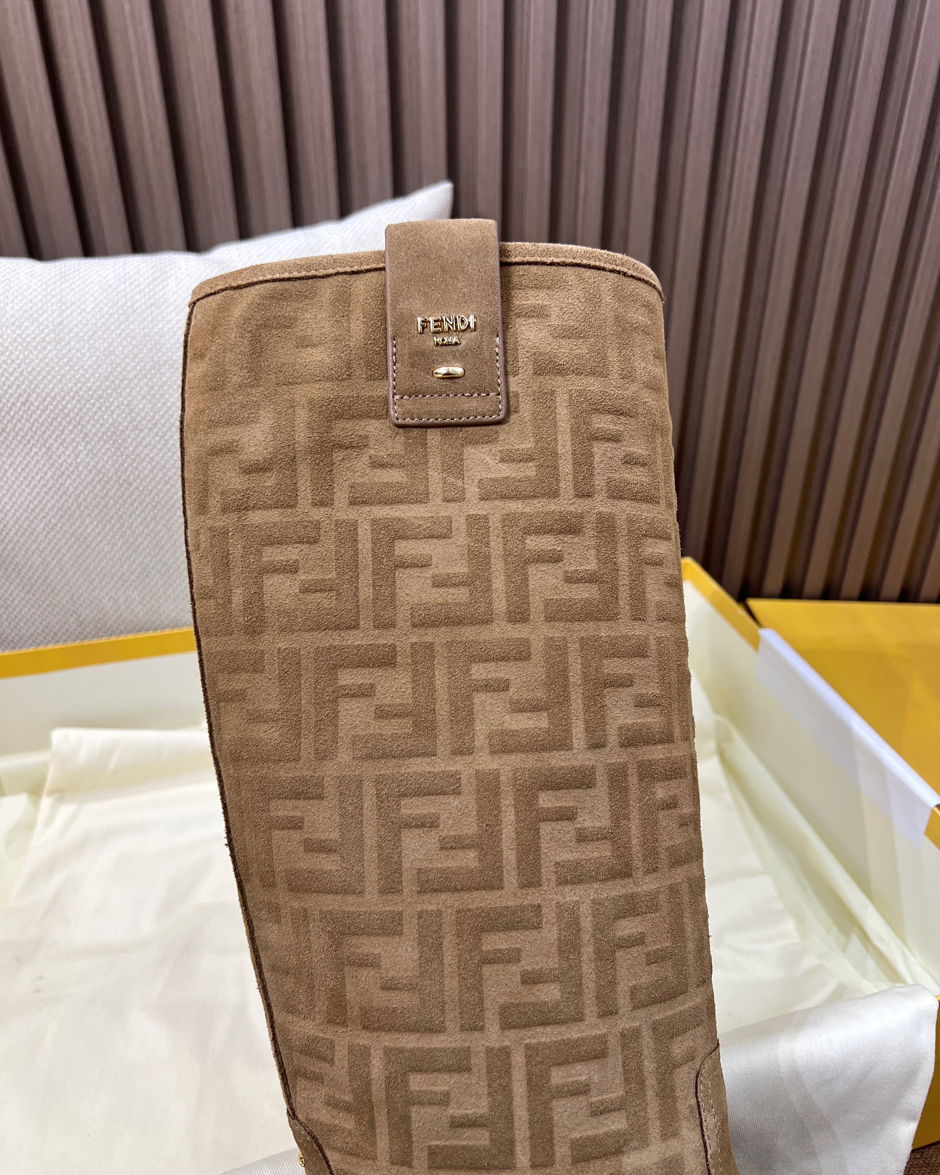 펜디 필로 모노그램 니 하이 부츠