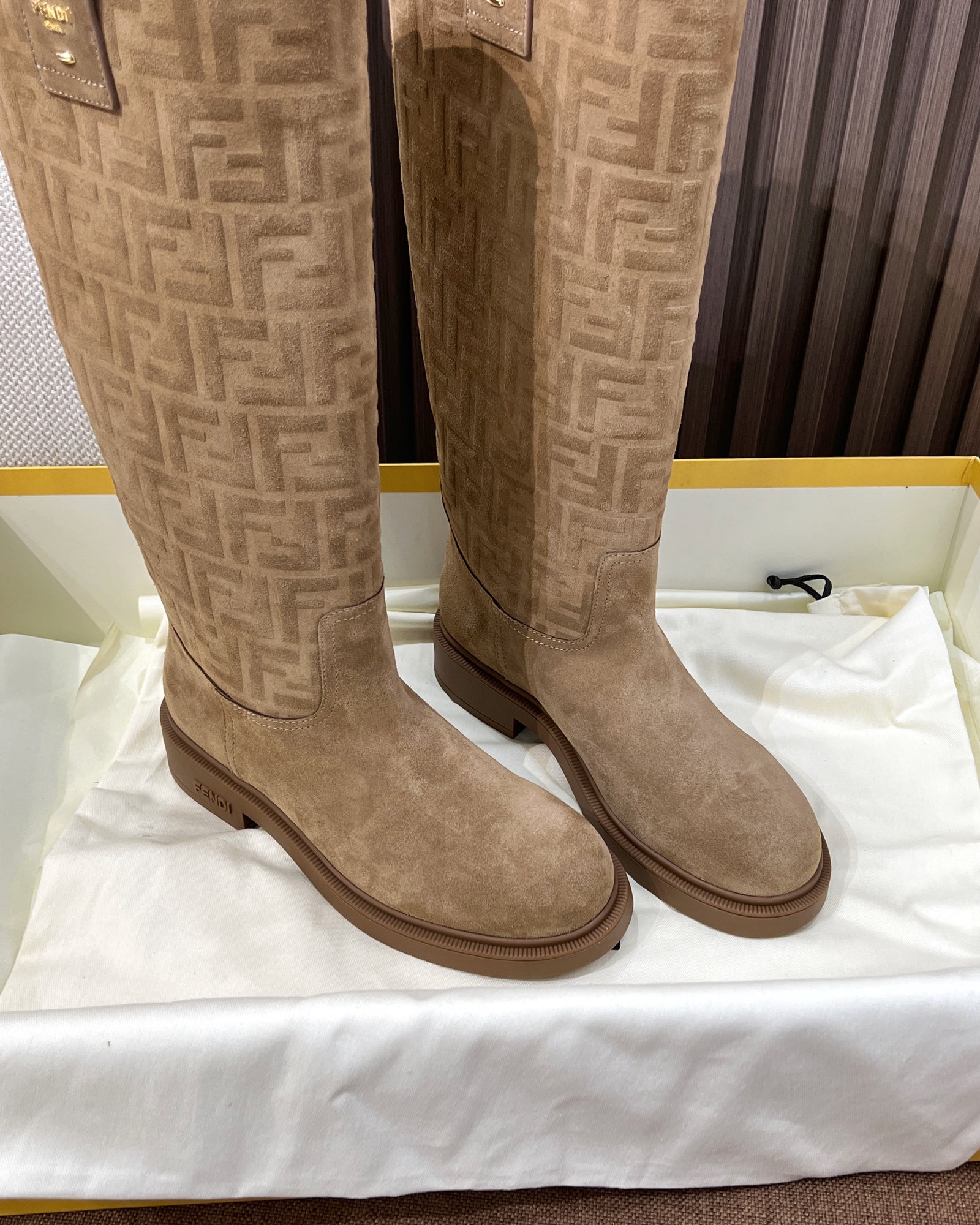 펜디 필로 모노그램 니 하이 부츠